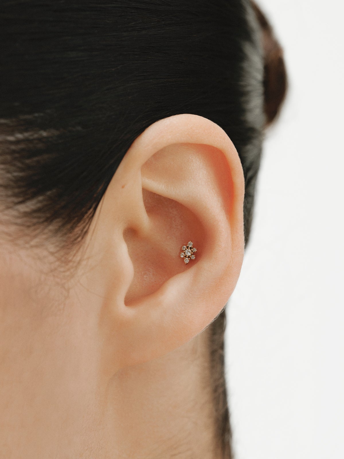 Piercing de oro amarillo de 18K con diamantes y forma de flor