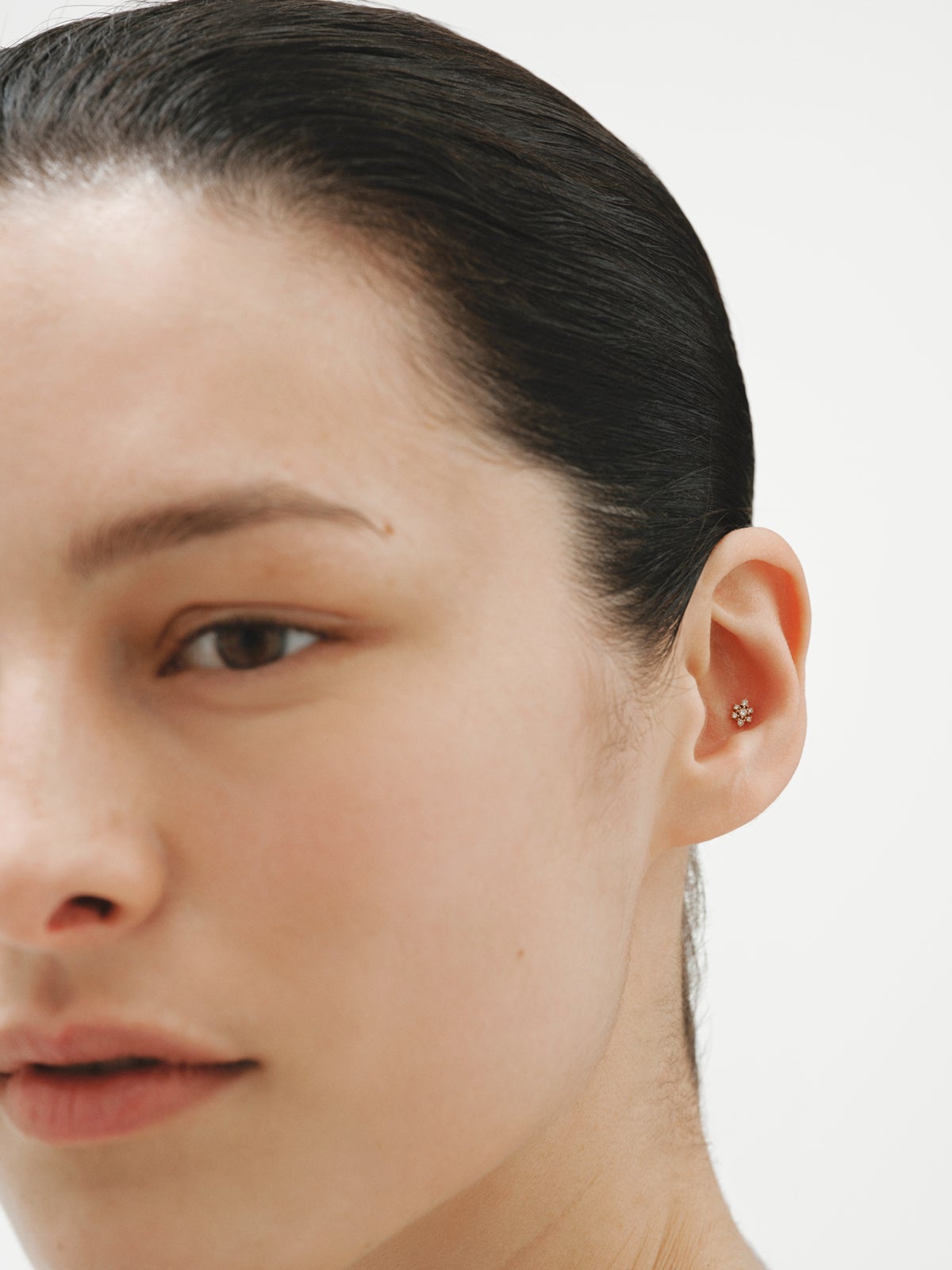 Piercing de oro amarillo de 18K con diamantes y forma de flor