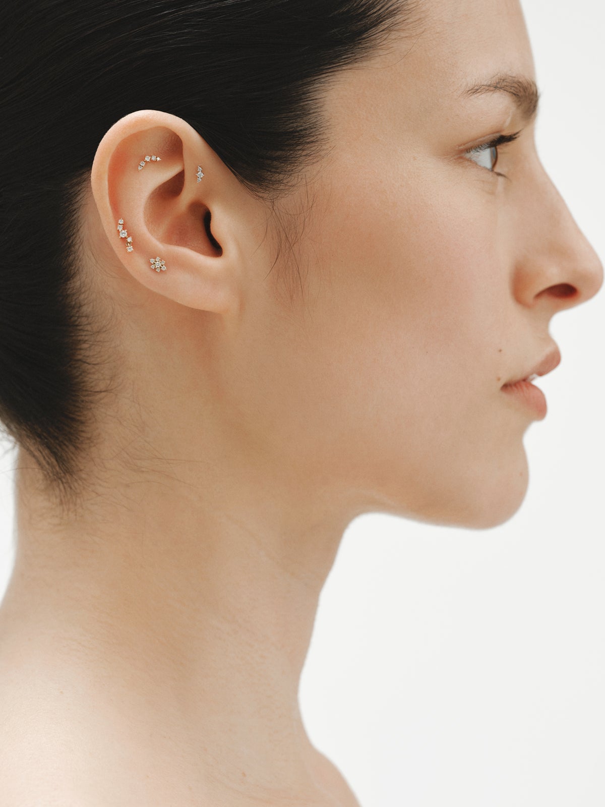 Piercing de oro amarillo de 18K con diamantes y forma de flor