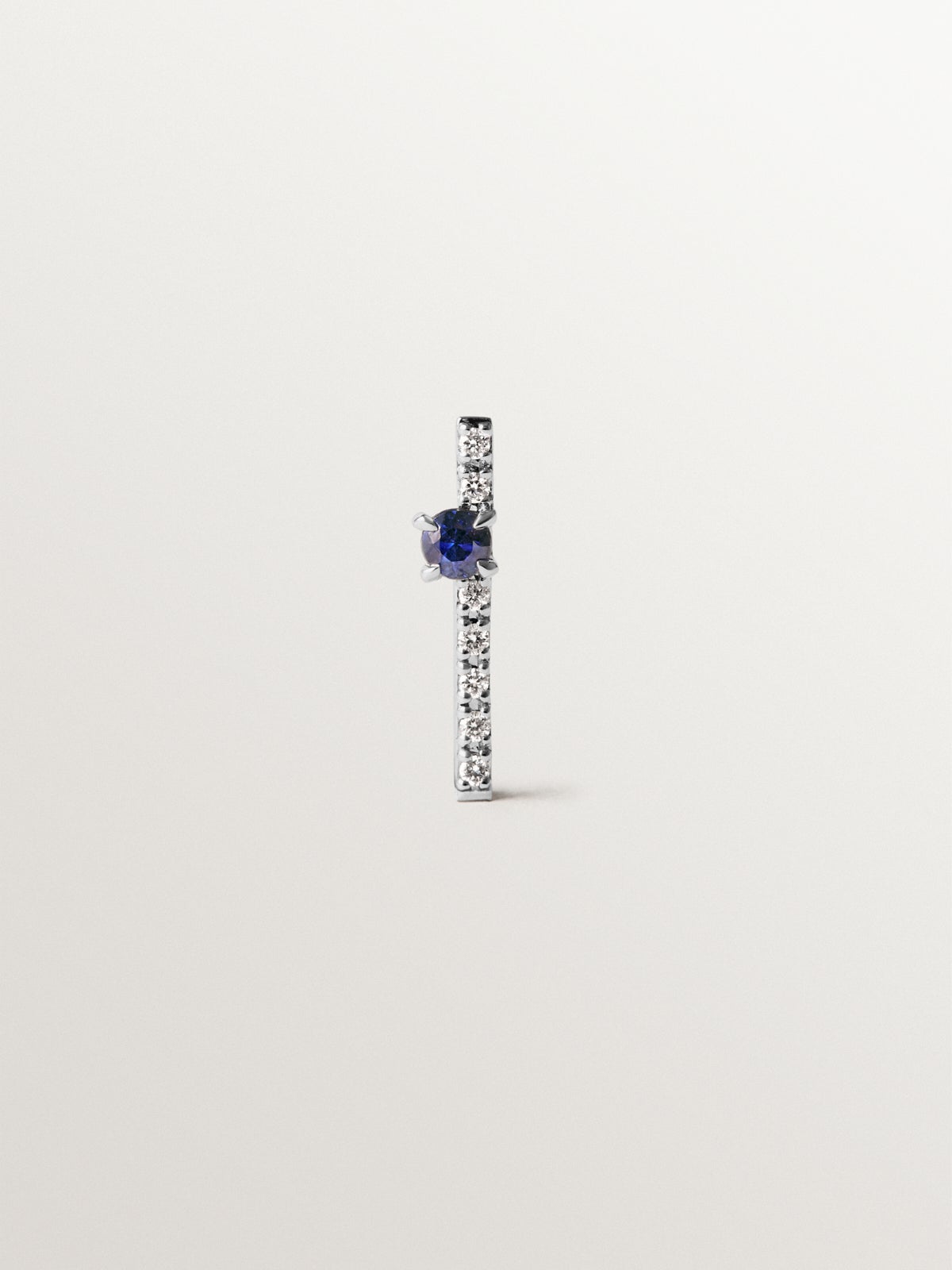 Piercing de oro blanco de 18K con zafiro azul  y diamantes