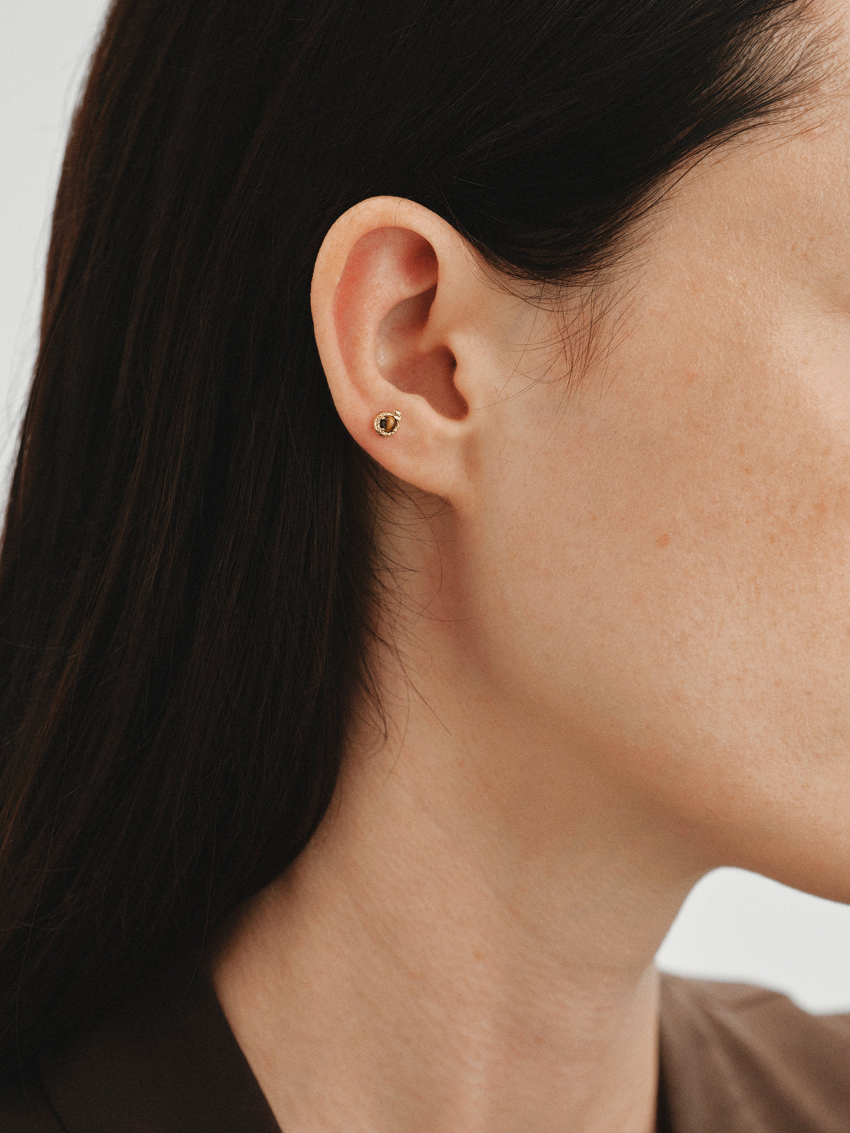 Piercing de oro amarillo de 18K con forma de serpiente y ojo de tigre