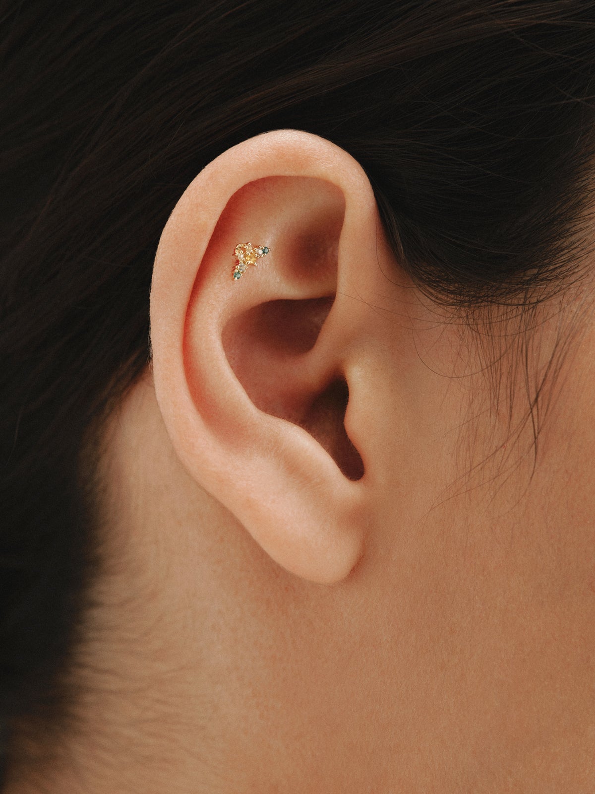 Piercing de oro amarillo de 18K con cuarzos citrinos amarillos, zafiros blancos y esmeraldas verdes