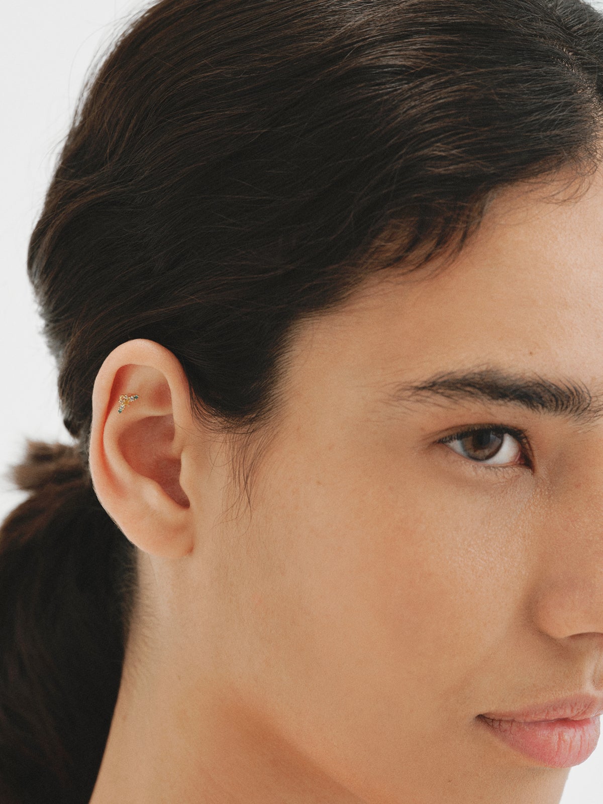 Piercing de oro amarillo de 18K con cuarzos citrinos amarillos, zafiros blancos y esmeraldas verdes