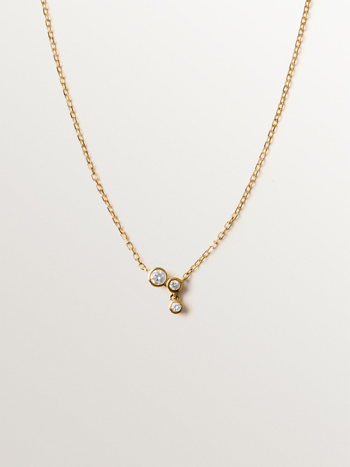 Collar de oro amarillo de 9K con tres diamantes