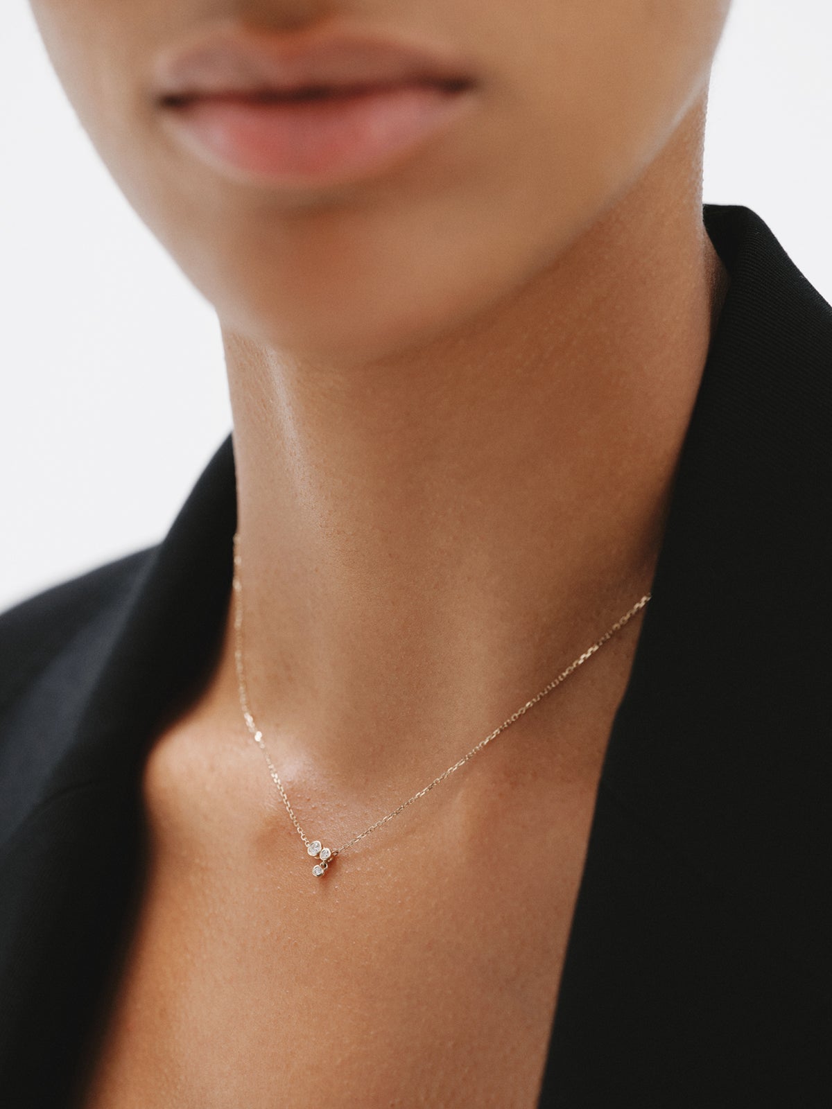 Collar de oro amarillo de 9K con tres diamantes