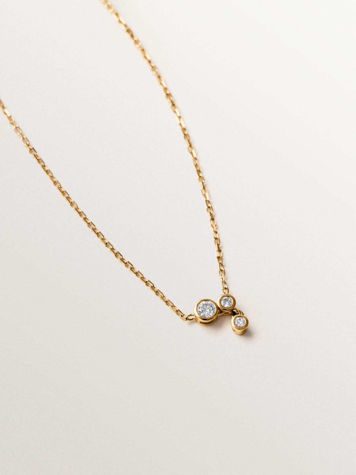 Collar de oro amarillo de 9K con tres diamantes