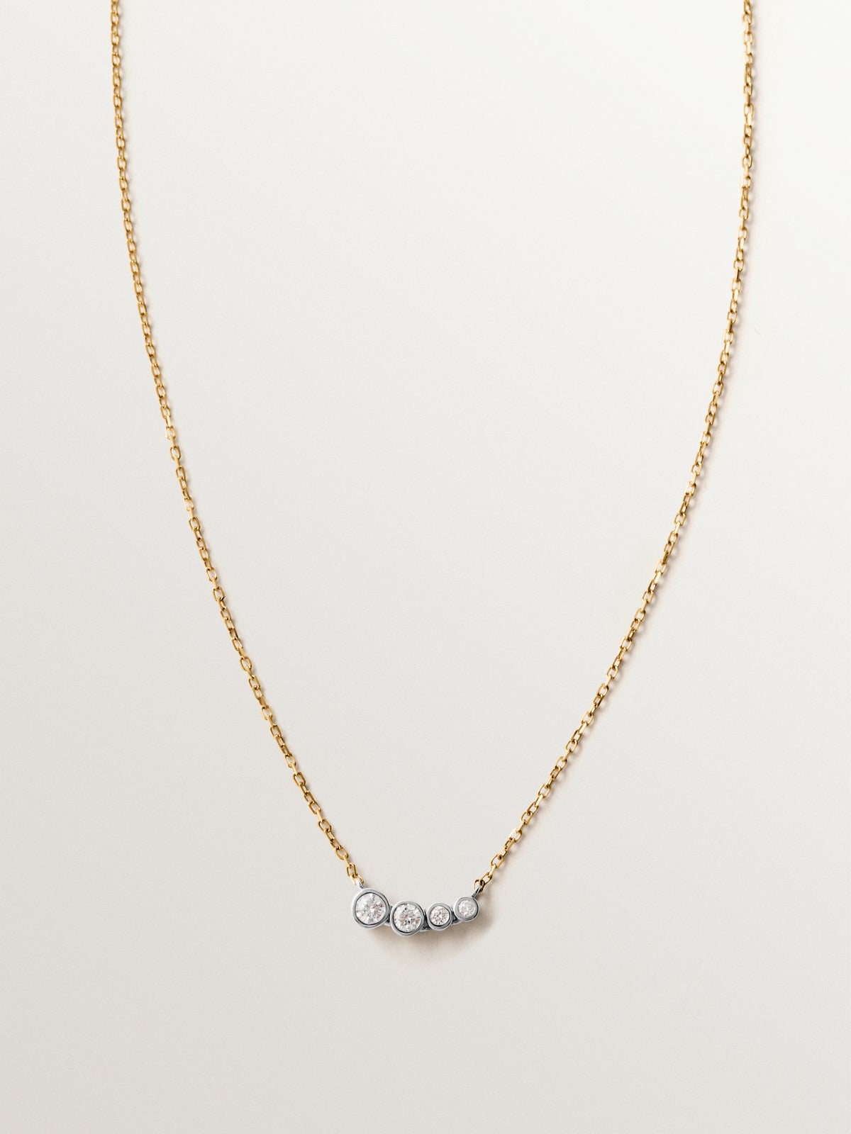 Collar de oro blanco y amarillo de 9K con cuatro diamantes