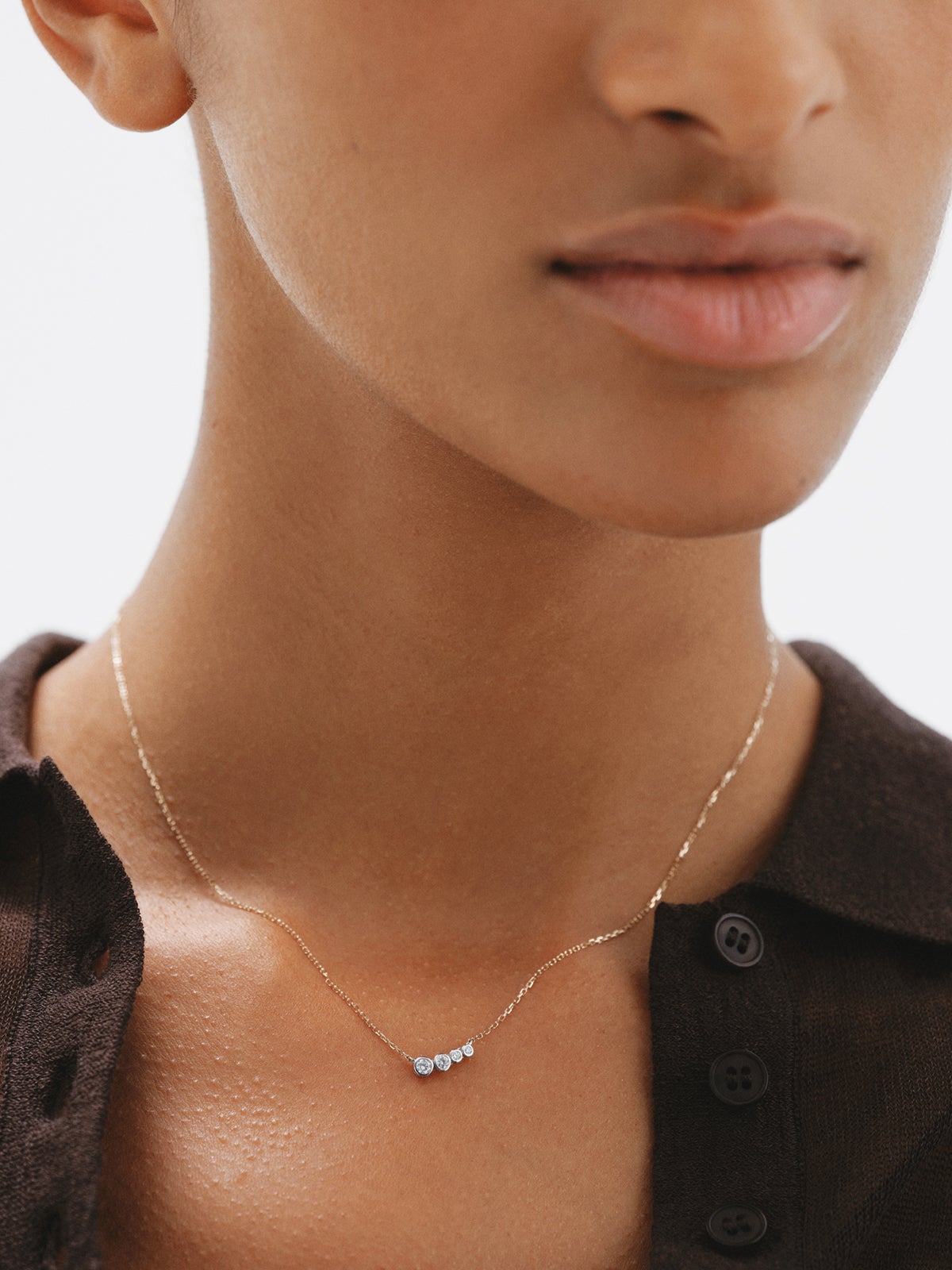 Collar de oro blanco y amarillo de 9K con cuatro diamantes