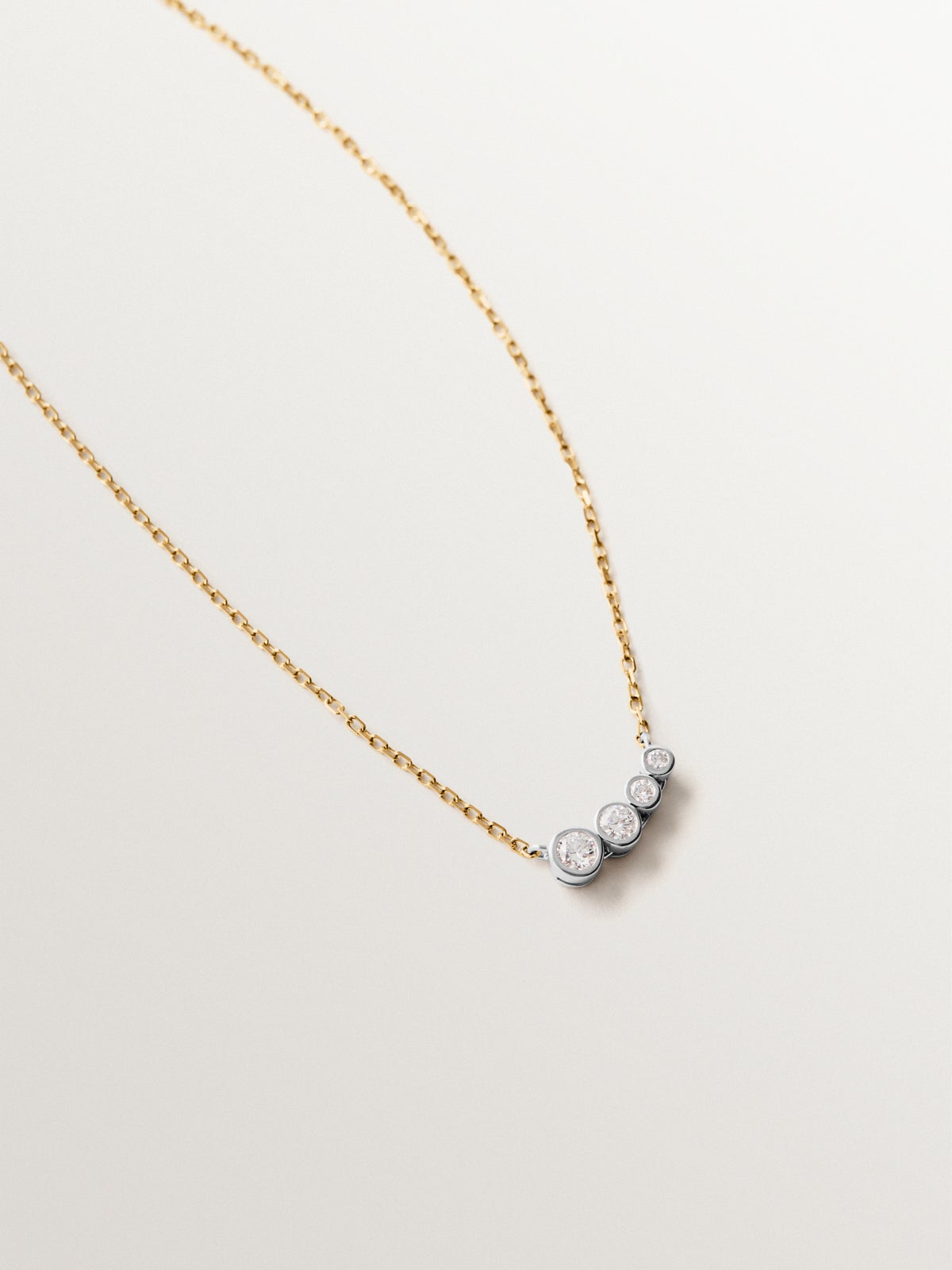 Collar de oro blanco y amarillo de 9K con cuatro diamantes