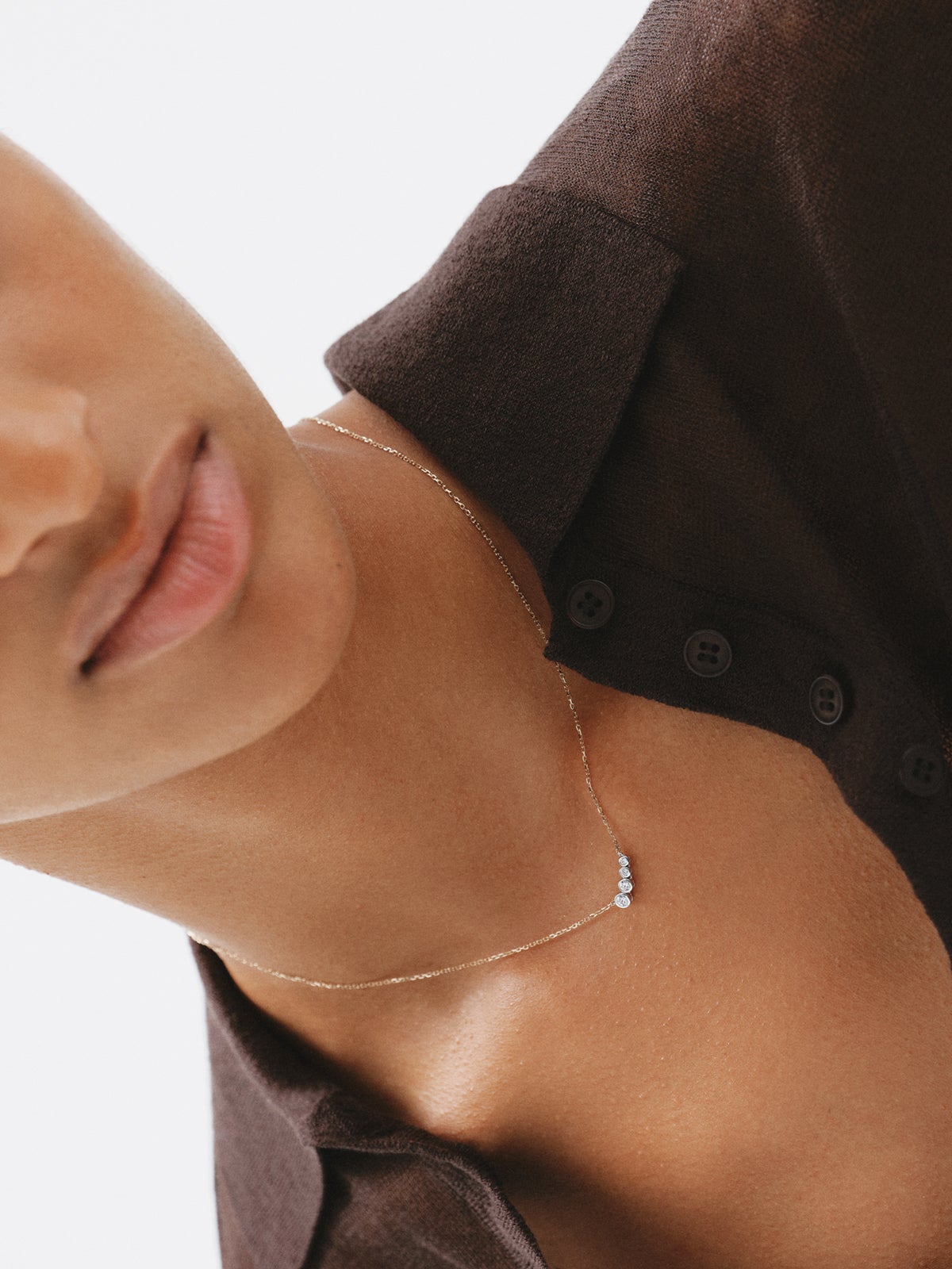 Collar de oro blanco y amarillo de 9K con cuatro diamantes