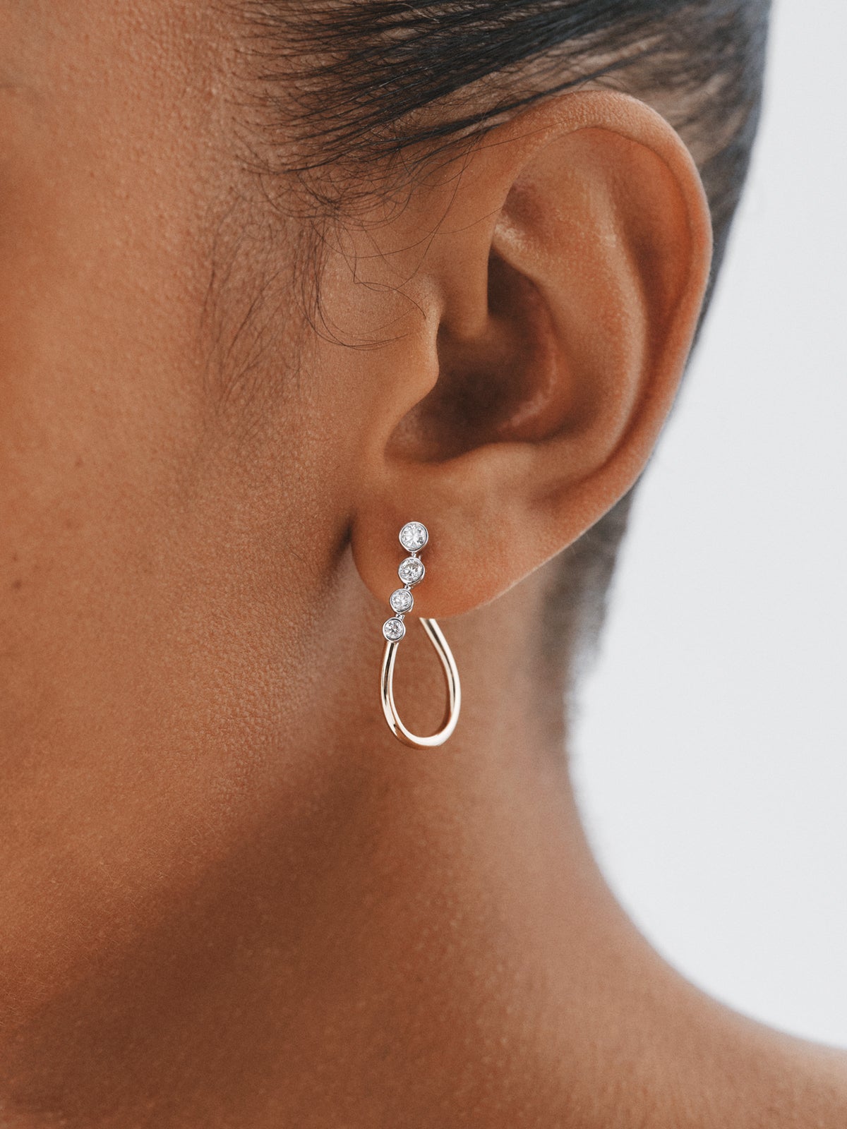 Pendientes de aro ondulados de oro blanco y amarillo de 9K y diamantes