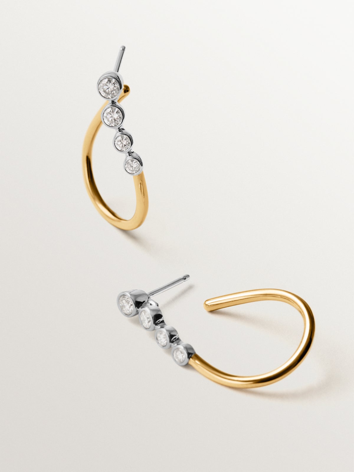 Pendientes de aro ondulados de oro blanco y amarillo de 9K y diamantes