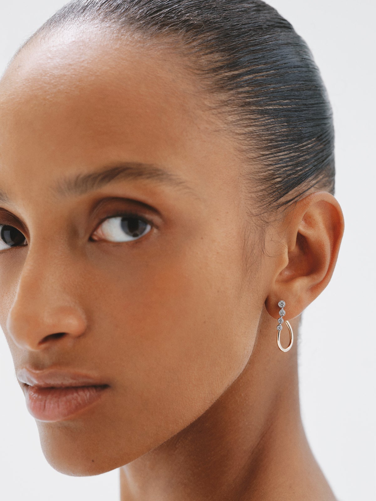 Pendientes de aro ondulados de oro blanco y amarillo de 9K y diamantes