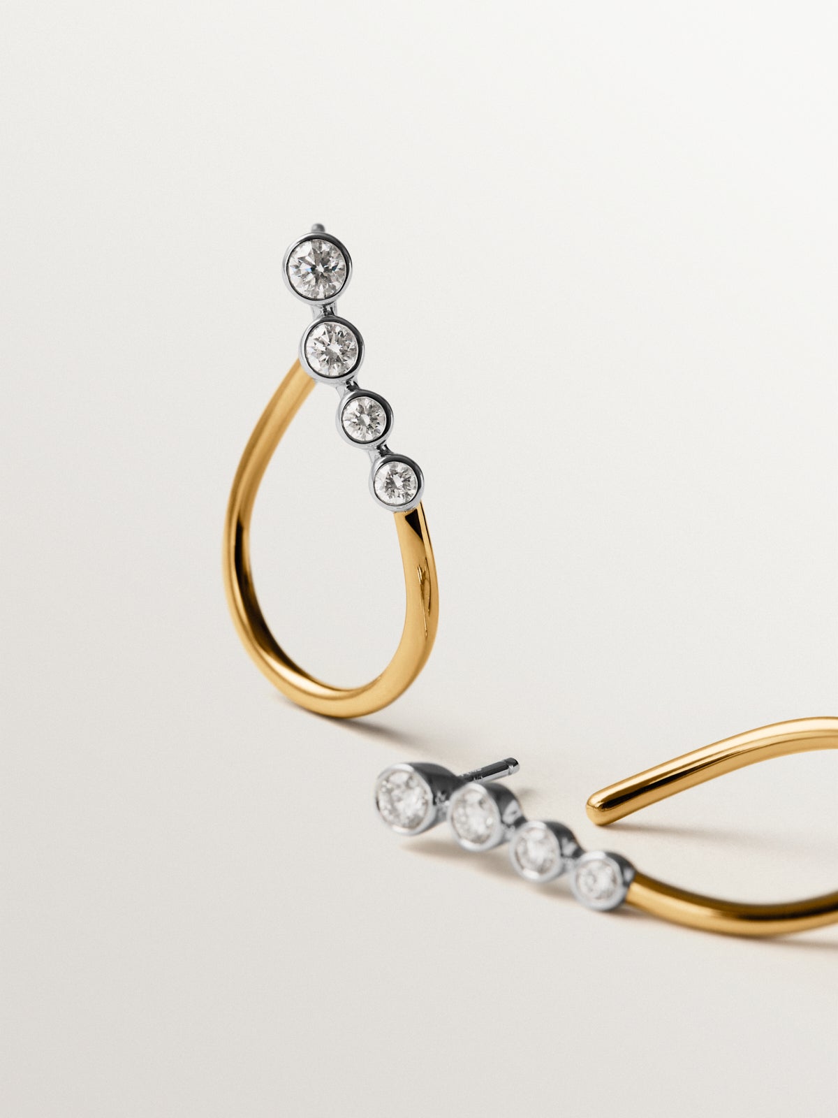 Pendientes de aro ondulados de oro blanco y amarillo de 9K y diamantes