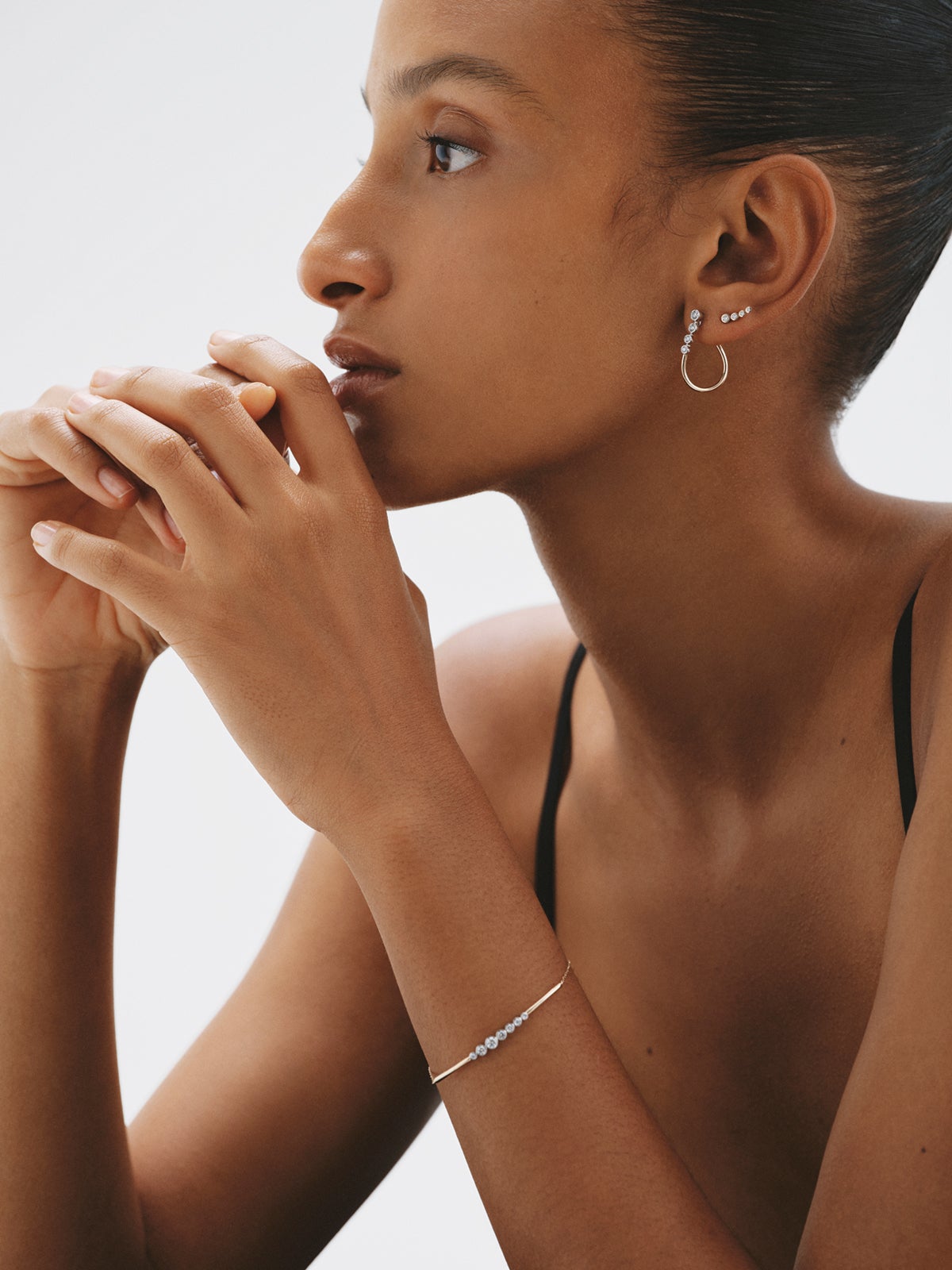 Pendientes de aro ondulados de oro blanco y amarillo de 9K y diamantes