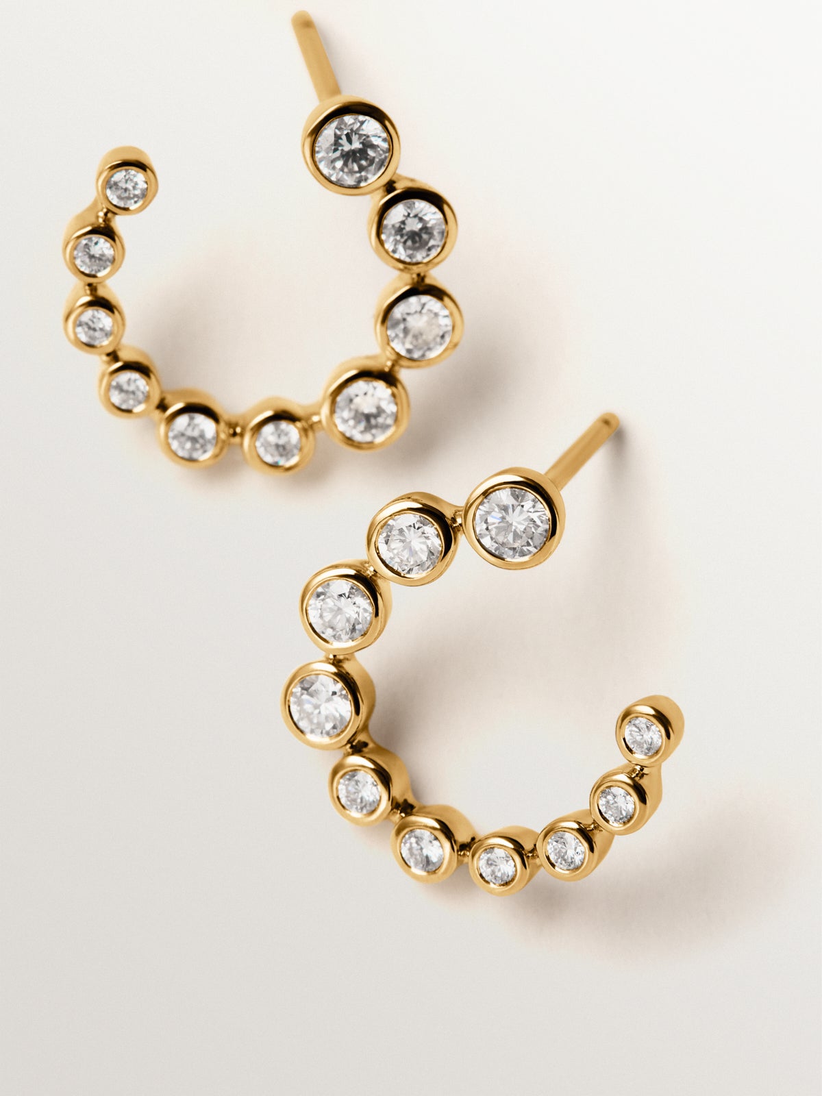 Pendientes de aro de oro amarillo de 9K con diamantes