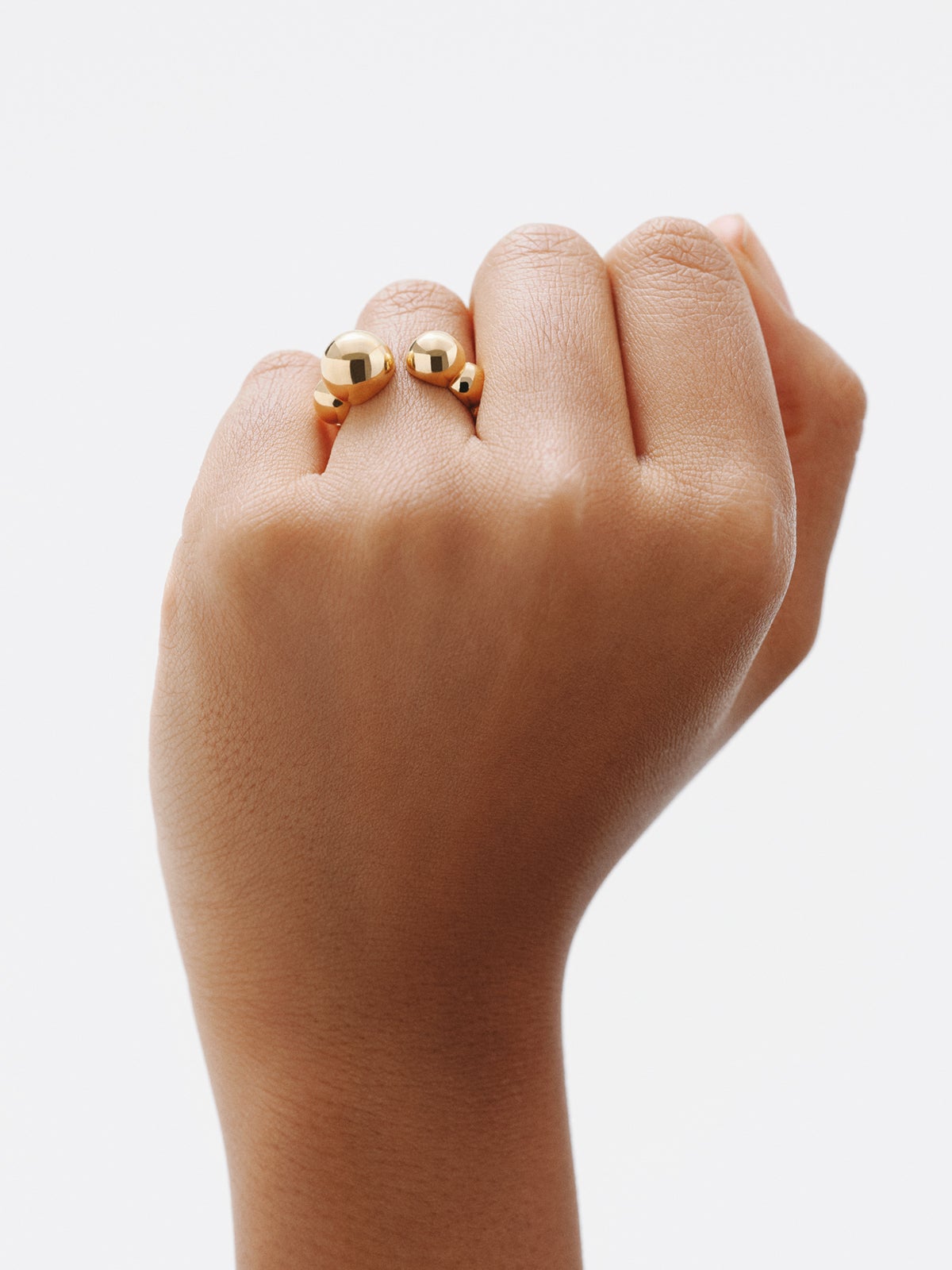 Anillo abierto de plata 925 bañada en oro amarillo de 18K con esferas