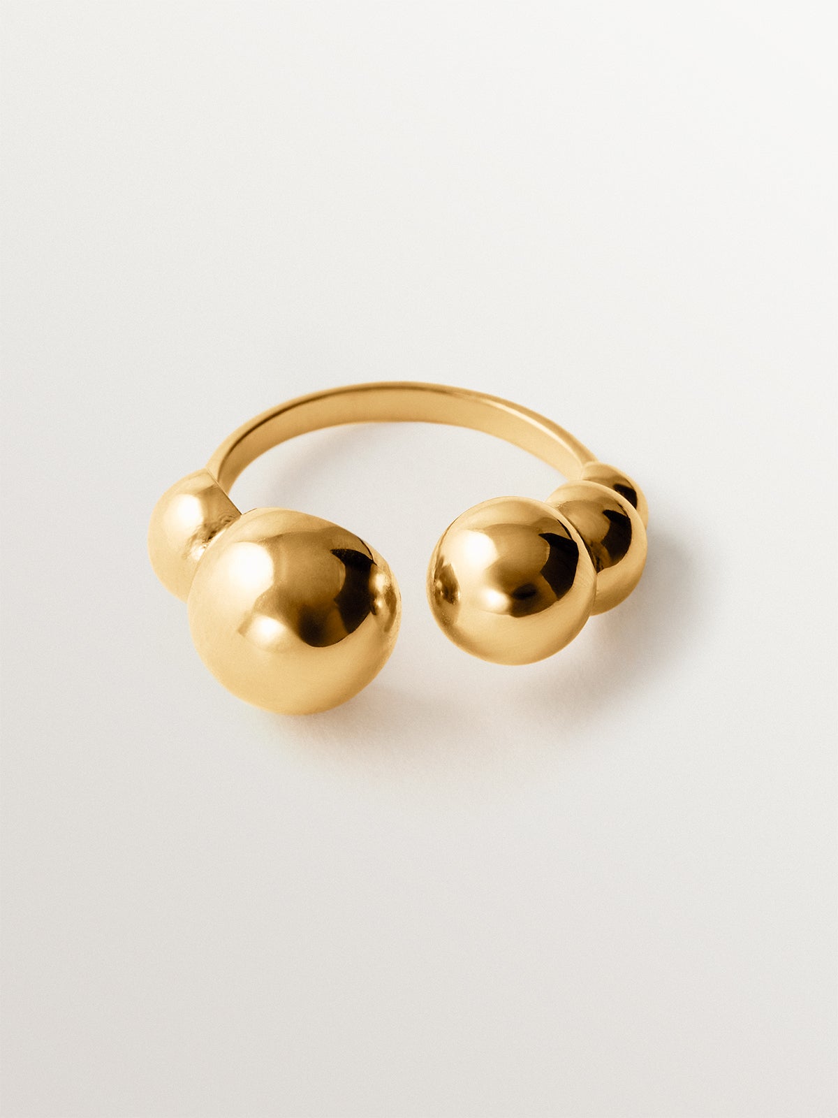 Anillo abierto de plata 925 bañada en oro amarillo de 18K con esferas
