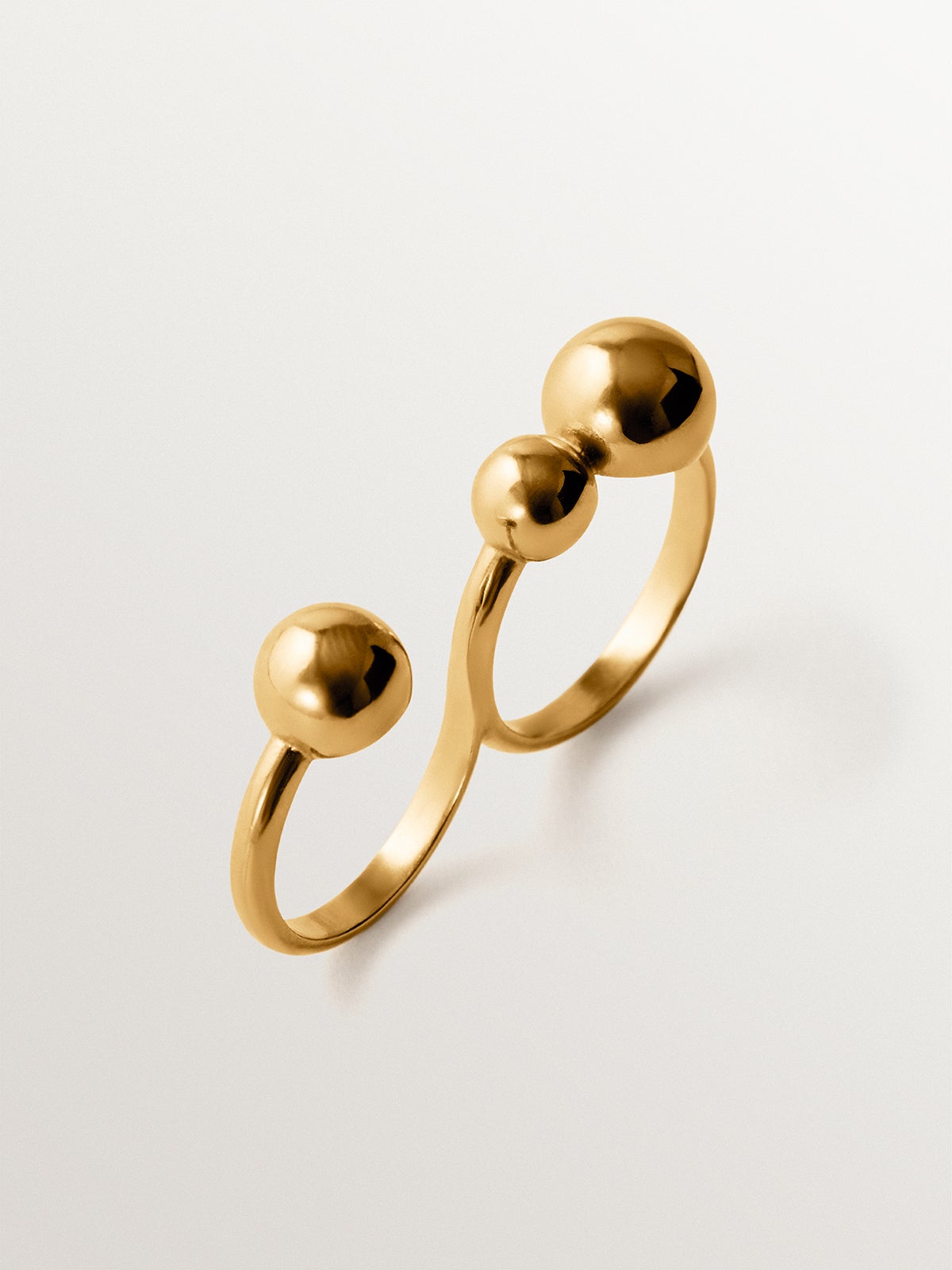 Anillo doble de plata 925 bañada en oro amarillo de 18K con motivo de esferas