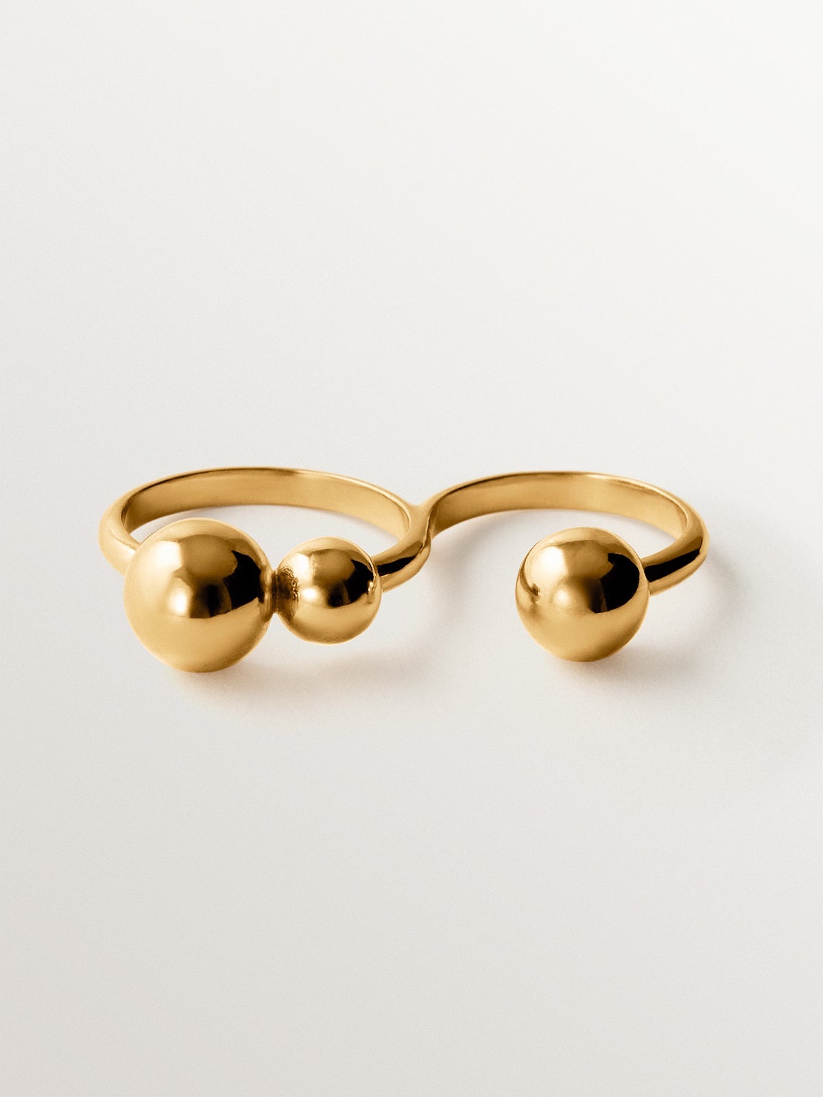 Anillo doble de plata 925 bañada en oro amarillo de 18K con motivo de esferas