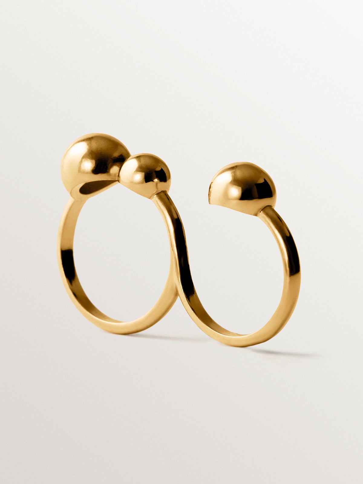 Anillo doble de plata 925 bañada en oro amarillo de 18K con motivo de esferas