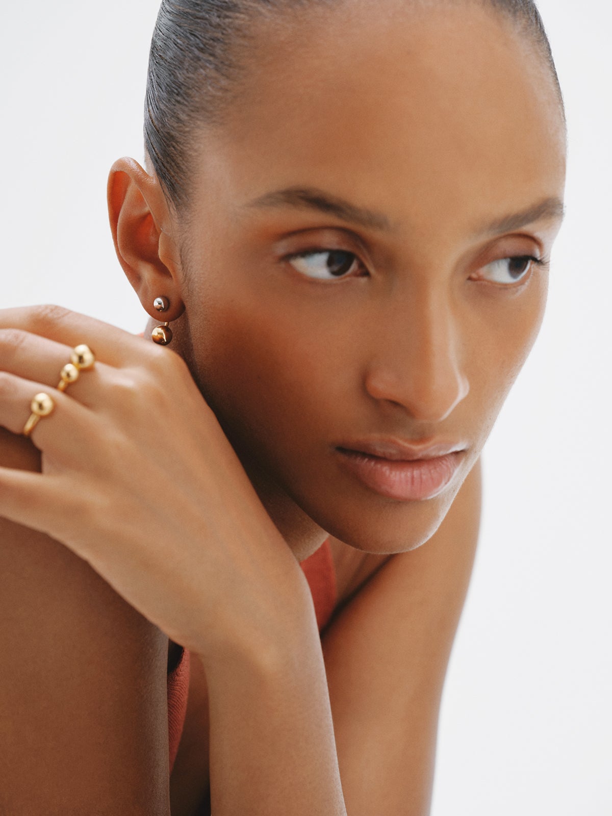 Anillo doble de plata 925 bañada en oro amarillo de 18K con motivo de esferas