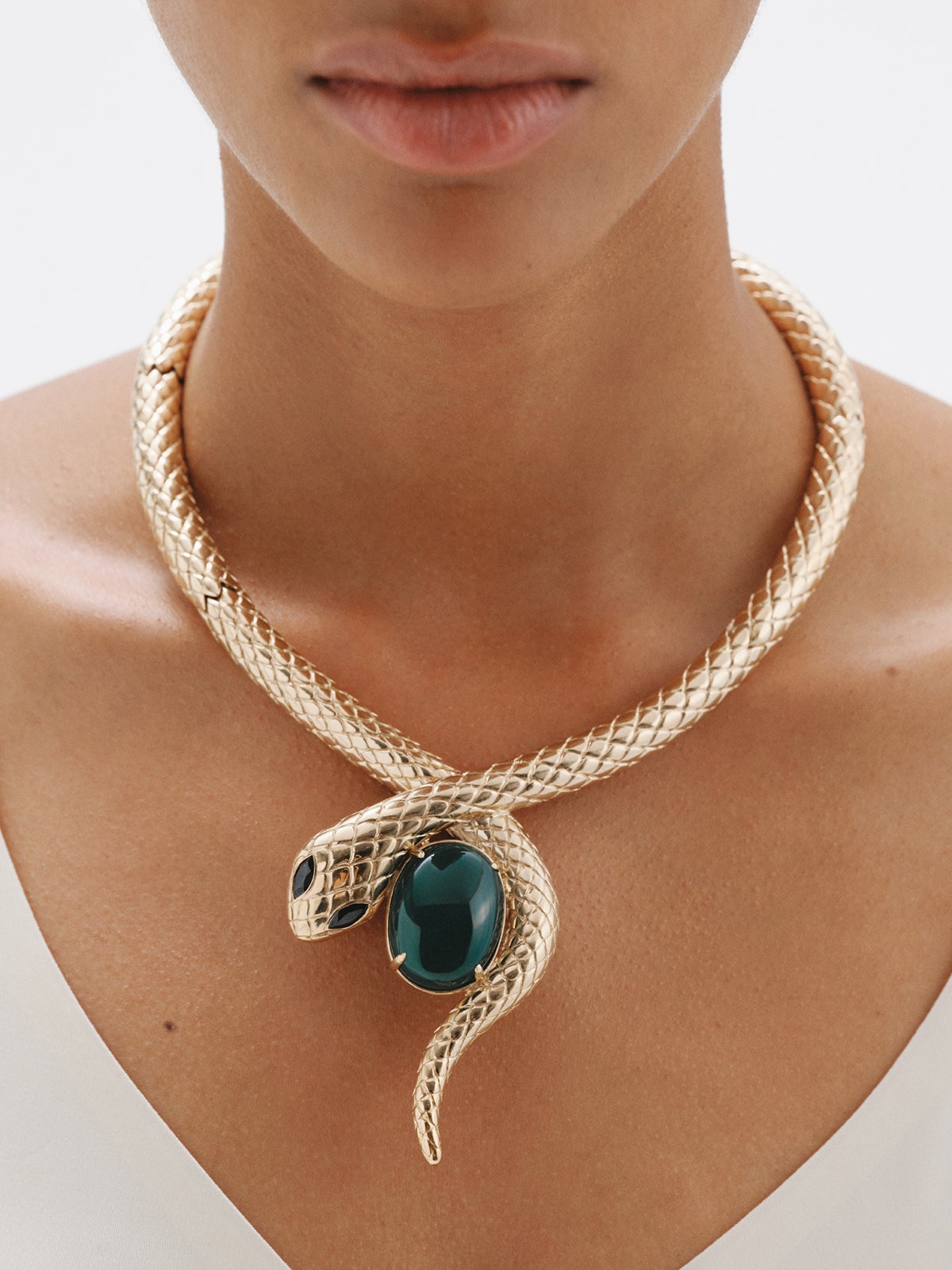 Collar de serpiente en plata 925 bañada en oro amarillo de 18K con ónix verde y espinelas negras