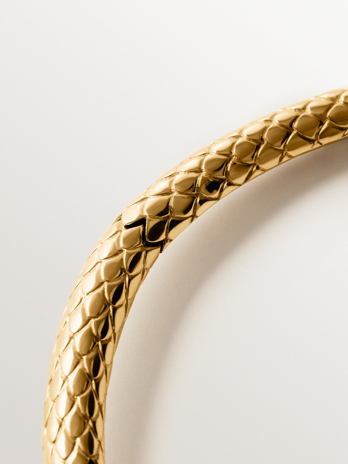 Collar de serpiente en plata 925 bañada en oro amarillo de 18K con ónix verde y espinelas negras