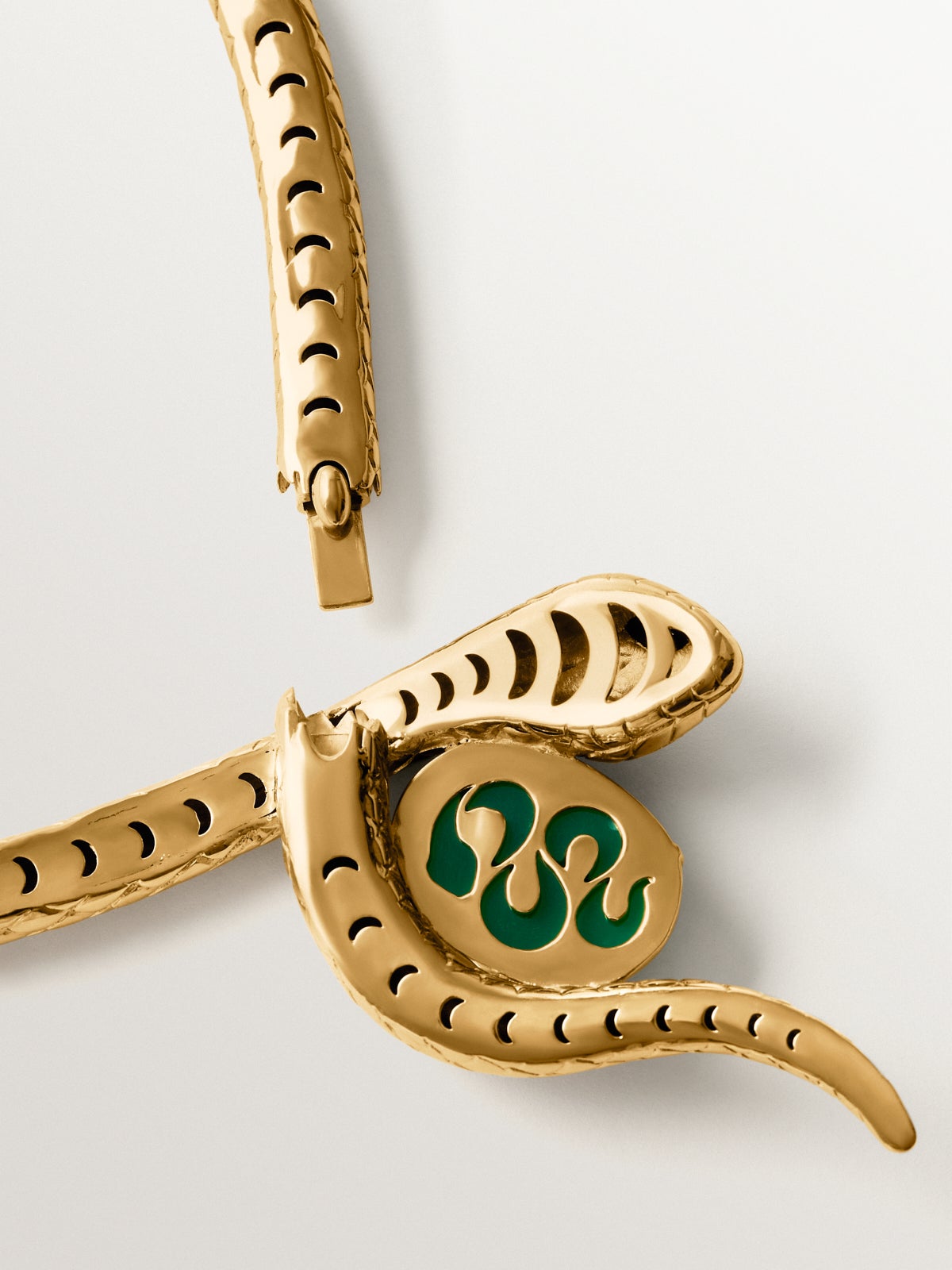 Collar de serpiente en plata 925 bañada en oro amarillo de 18K con ónix verde y espinelas negras
