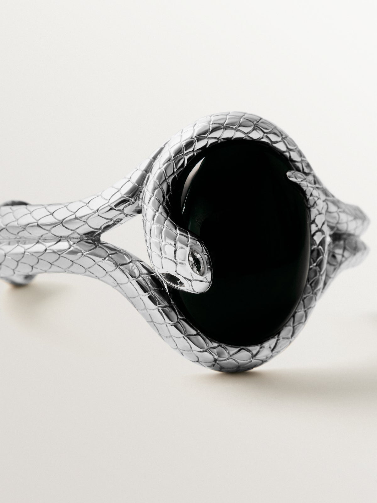 Brazalete de serpiente en plata 925 con ónix negro