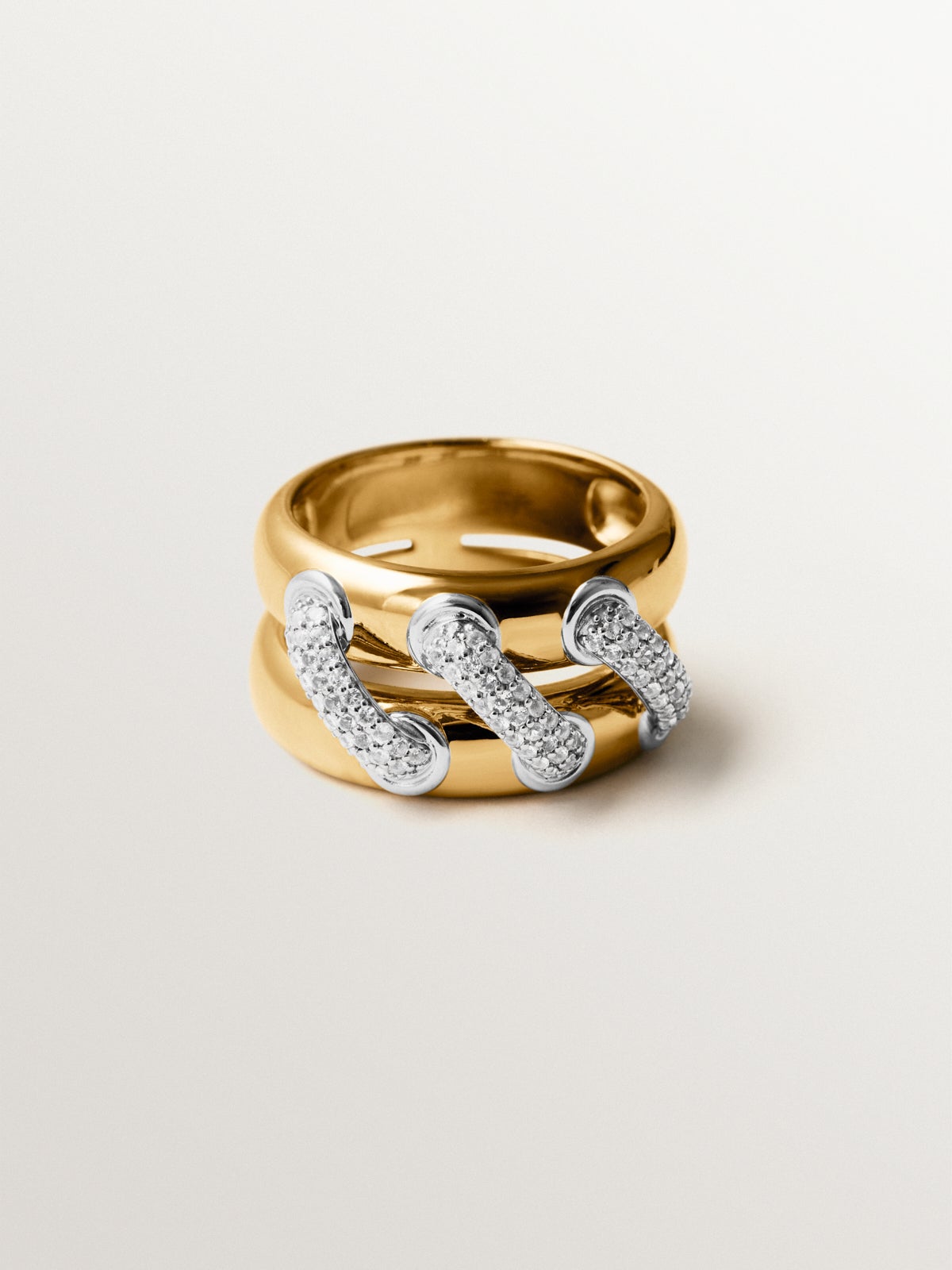 Anillo doble de plata 925 bañada en rodio y oro amarillo de 18K con pavé de topacios blancos