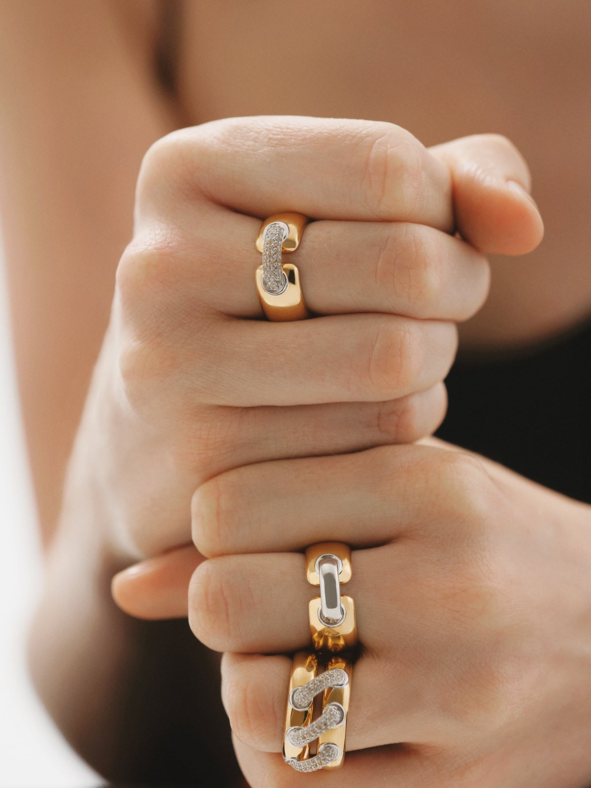 Anillo doble de plata 925 bañada en rodio y oro amarillo de 18K con pavé de topacios blancos