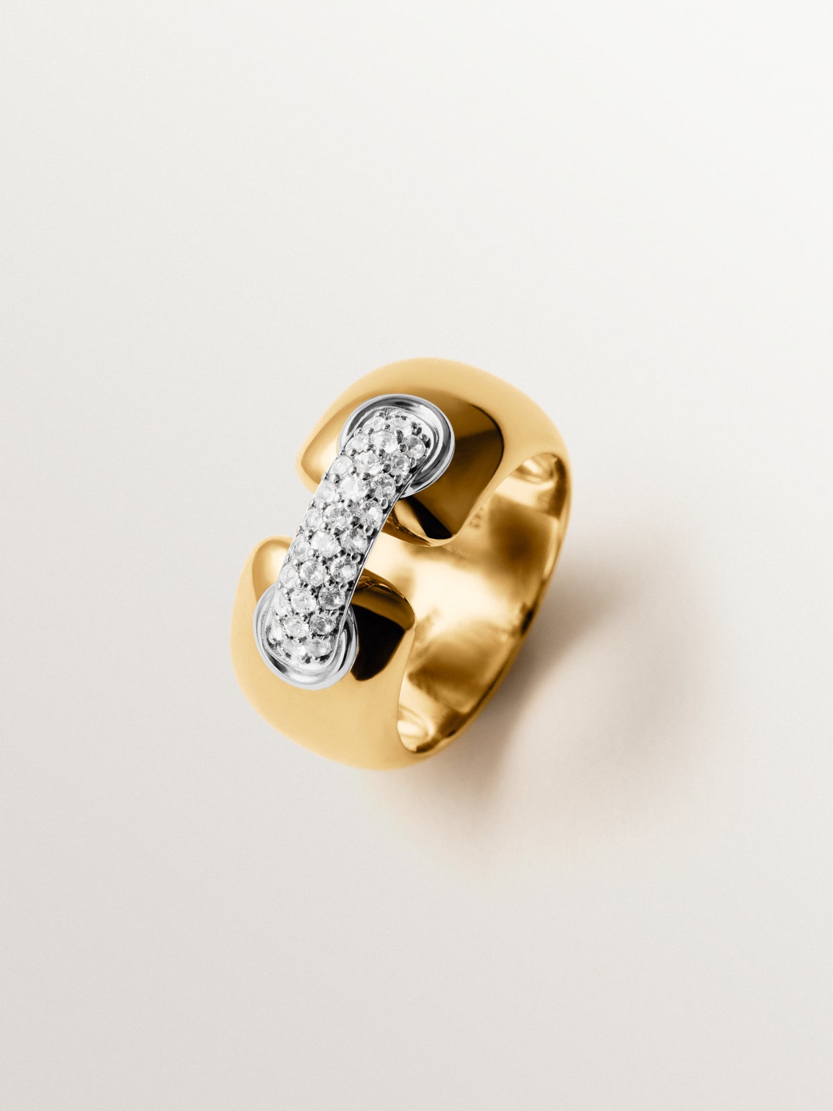 Anillo de plata 925 bañada en rodio y oro amarillo de 18K con pavé de topacios blancos