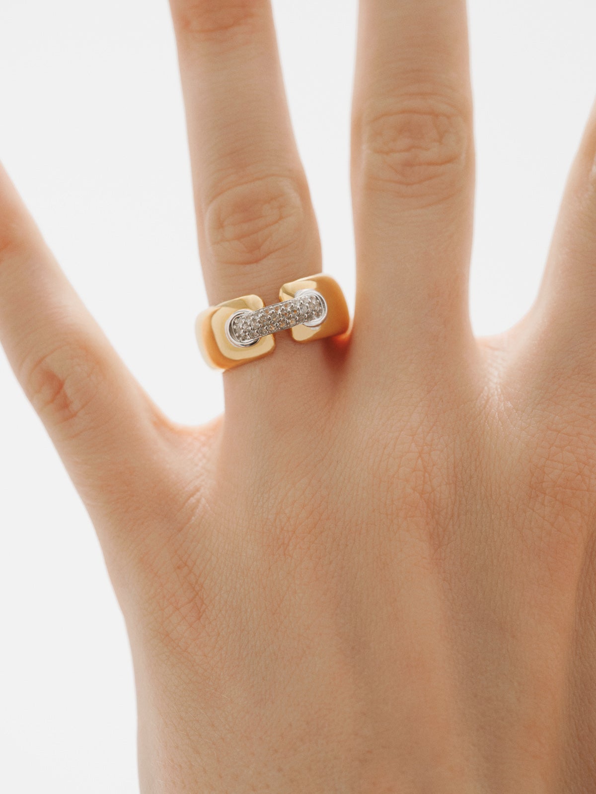 Anillo de plata 925 bañada en rodio y oro amarillo de 18K con pavé de topacios blancos