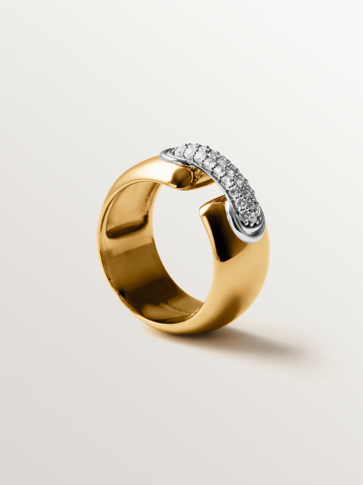 Anillo de plata 925 bañada en rodio y oro amarillo de 18K con pavé de topacios blancos