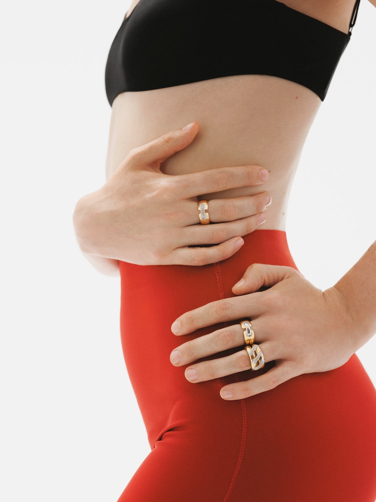 Anillo de plata 925 bañada en rodio y oro amarillo de 18K con pavé de topacios blancos