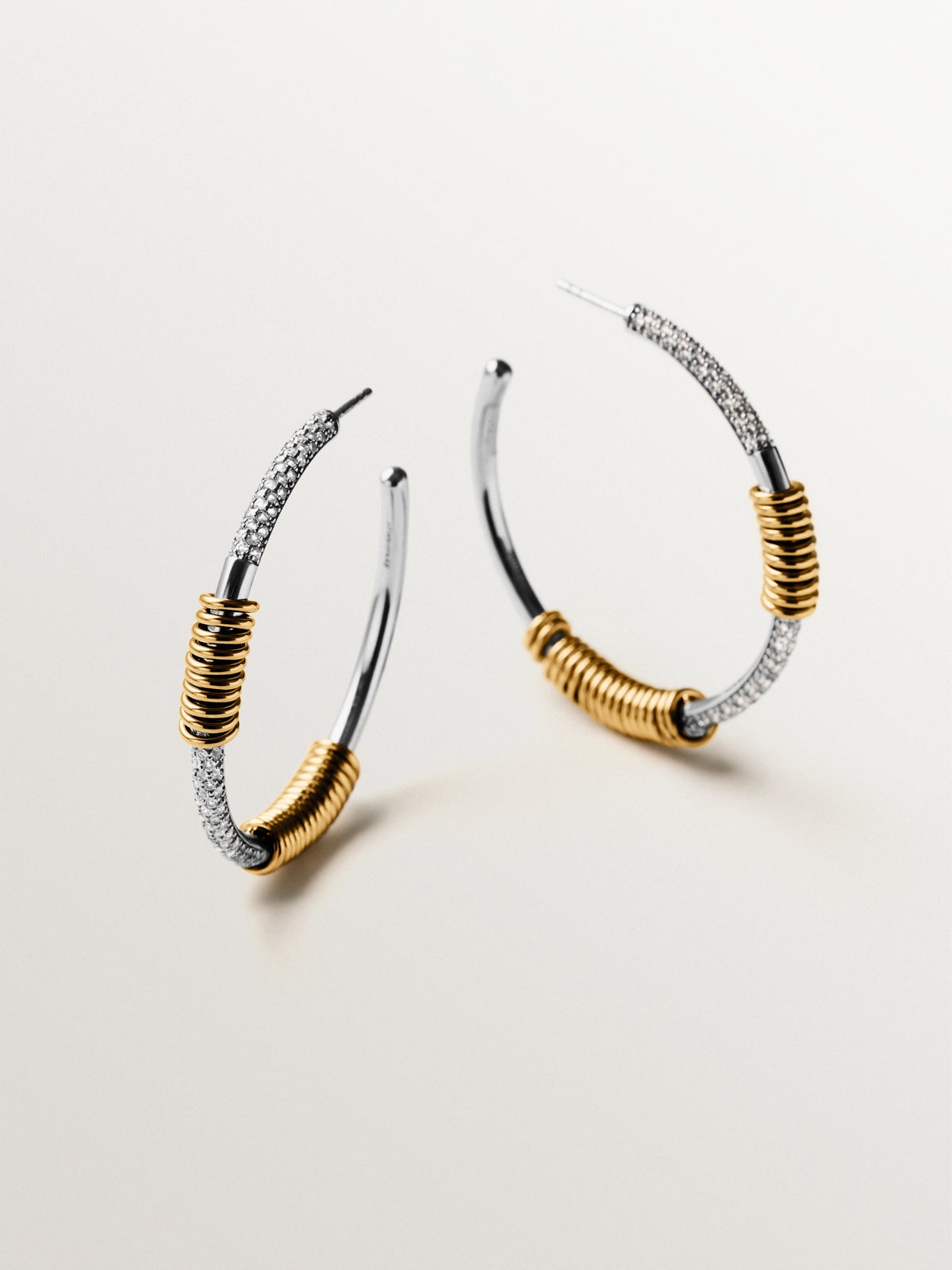 Pendientes de aro de plata 925 bañada en rodio y oro amarillo de 18K con pavé de topacios blancos
