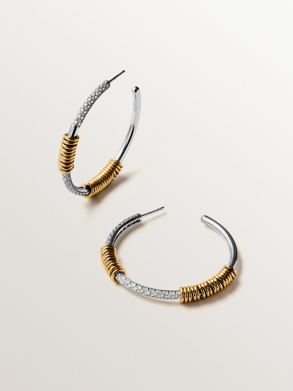 Pendientes de aro de plata 925 bañada en rodio y oro amarillo de 18K con pavé de topacios blancos