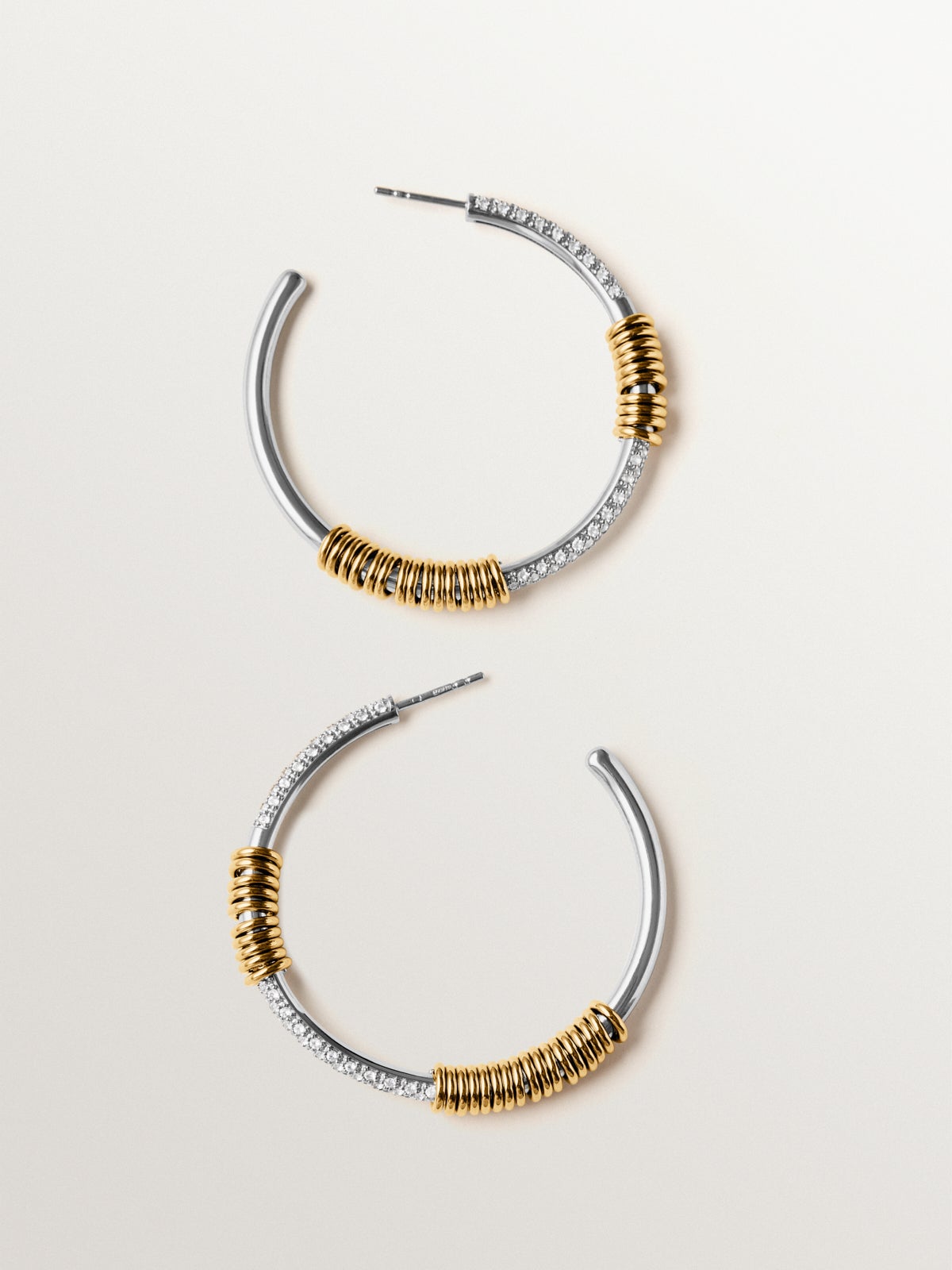 Pendientes de aro de plata 925 bañada en rodio y oro amarillo de 18K con pavé de topacios blancos