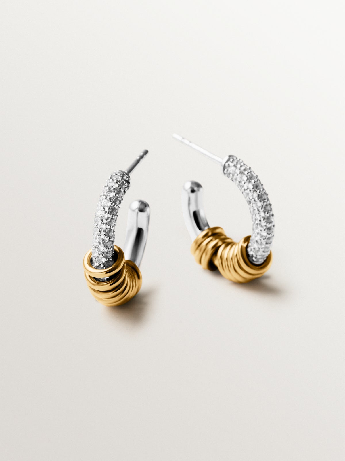 Pendientes de aro de plata 925 bañada en rodio y oro amarillo de 18K con pavé de topacios blancos
