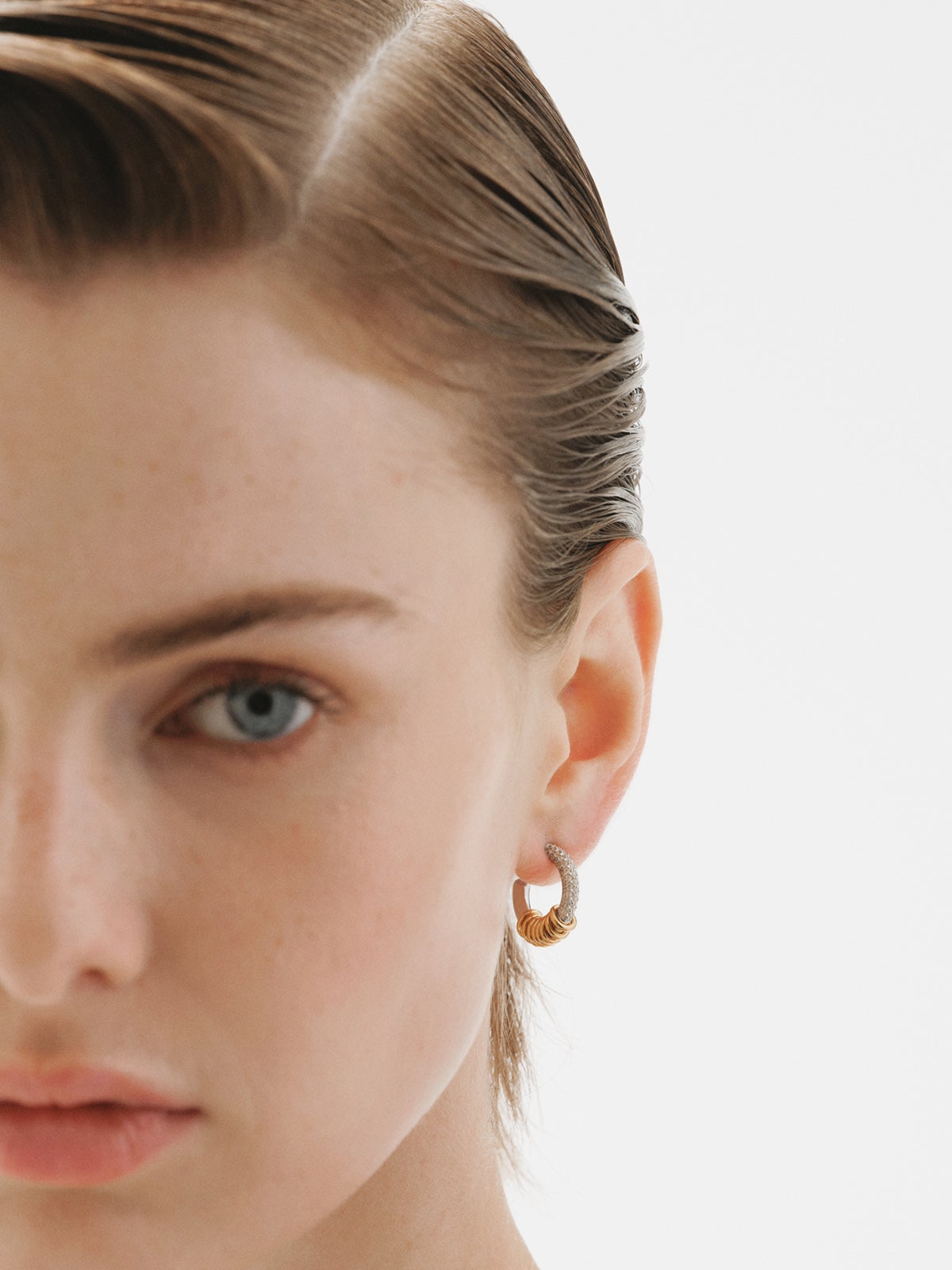 Pendientes de aro de plata 925 bañada en rodio y oro amarillo de 18K con pavé de topacios blancos