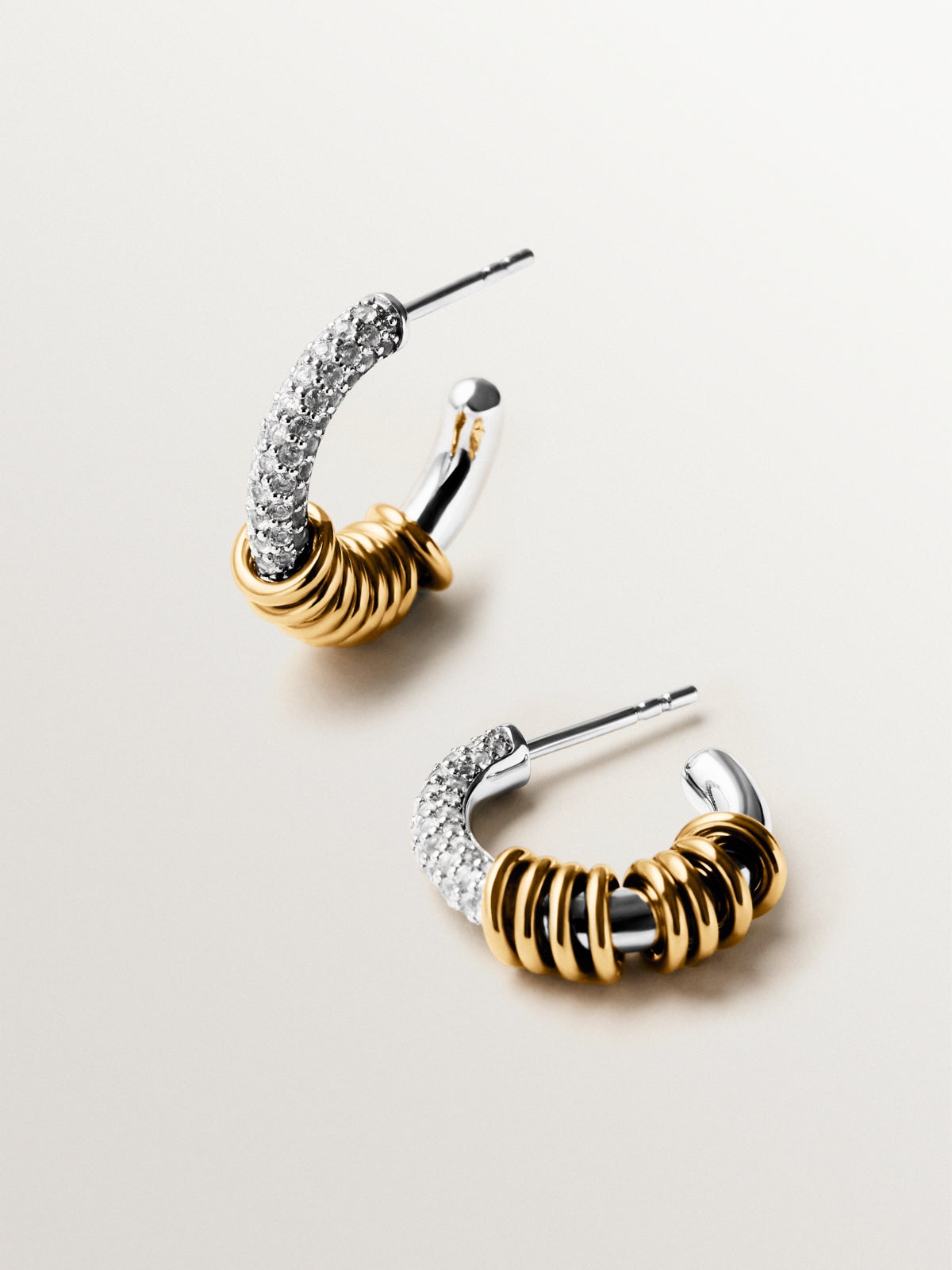 Pendientes de aro de plata 925 bañada en rodio y oro amarillo de 18K con pavé de topacios blancos