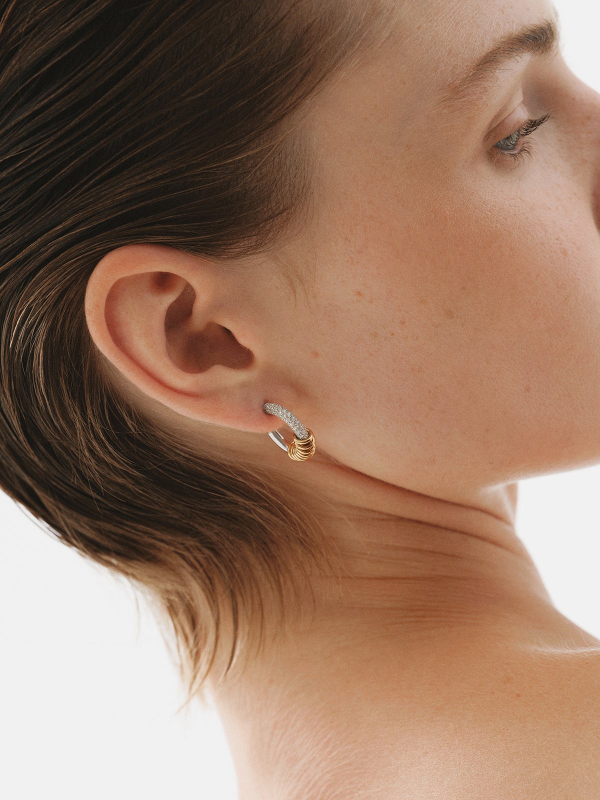 Pendientes de aro de plata 925 bañada en rodio y oro amarillo de 18K con pavé de topacios blancos