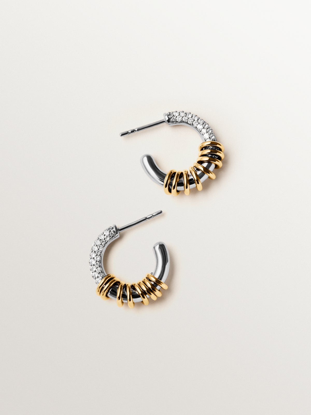 Pendientes de aro de plata 925 bañada en rodio y oro amarillo de 18K con pavé de topacios blancos