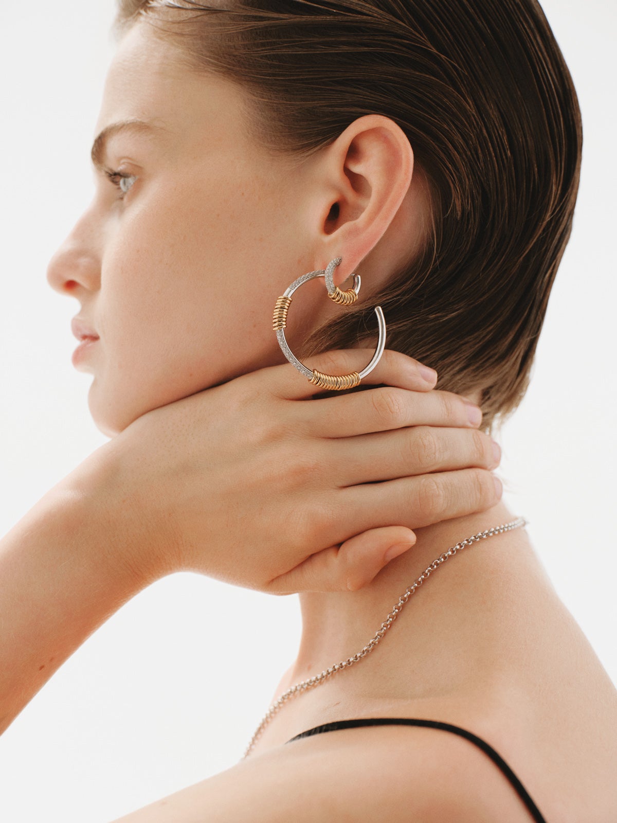 Pendientes de aro de plata 925 bañada en rodio y oro amarillo de 18K con pavé de topacios blancos