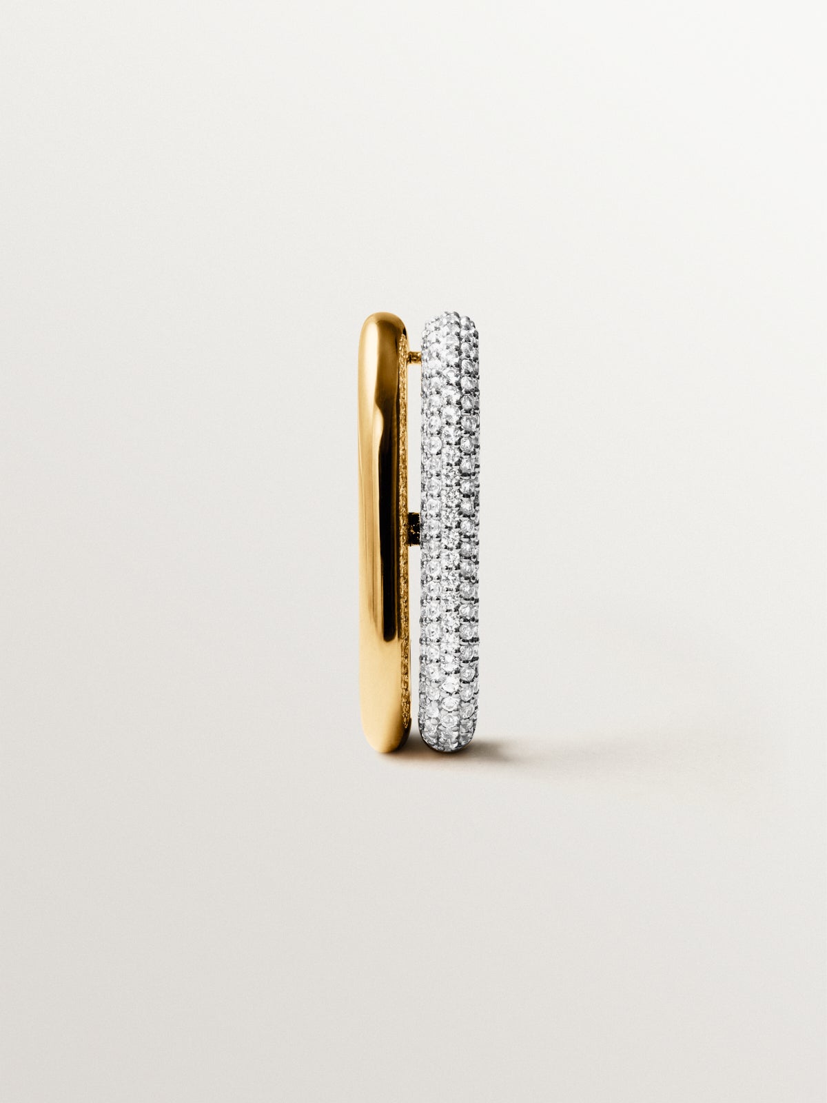 Pendiente individual de plata 925 bañada en oro amarillo de 18K con pavé de topacios blancos
