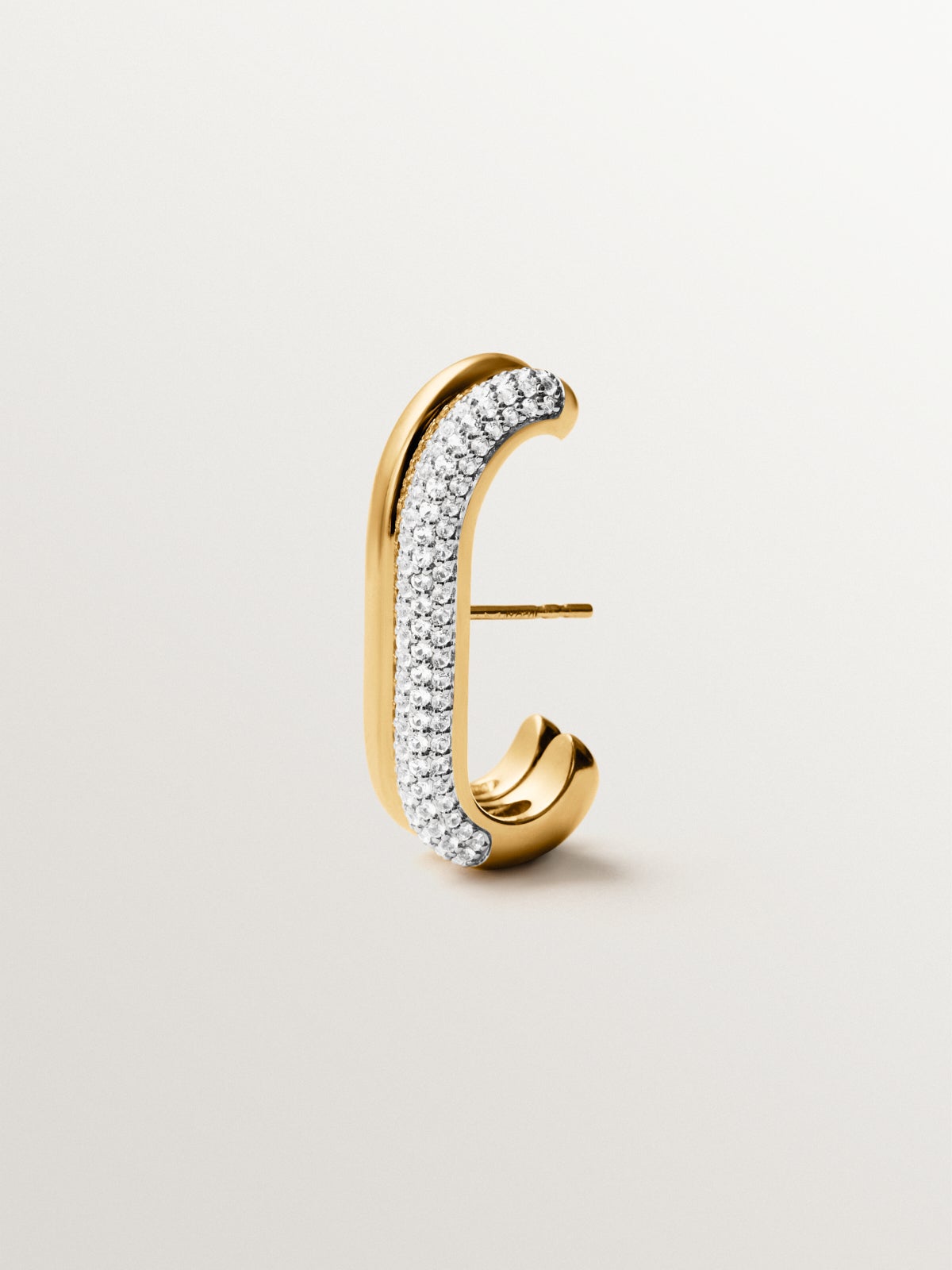 Pendiente individual de plata 925 bañada en oro amarillo de 18K con pavé de topacios blancos