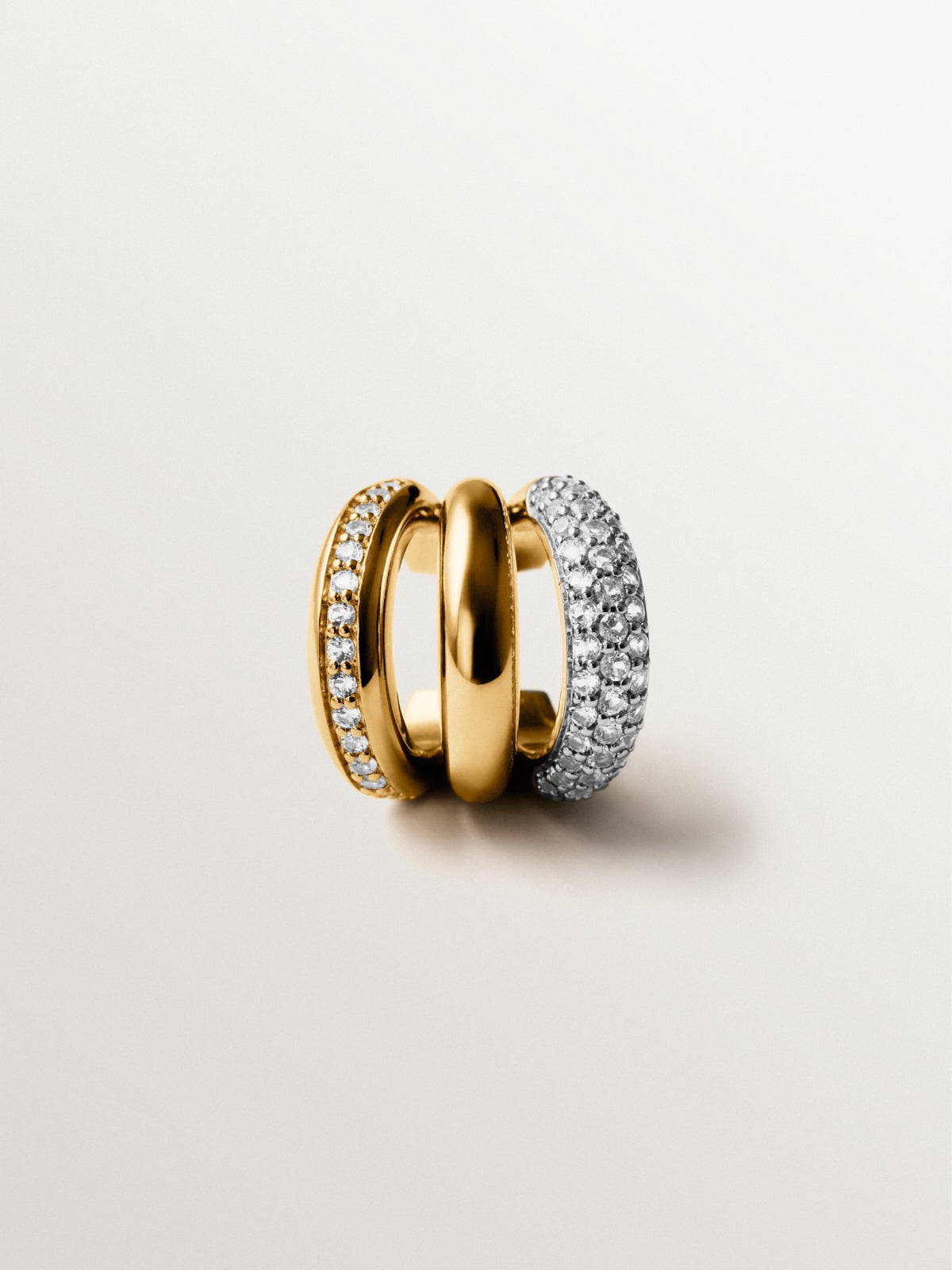 Pendiente earcuff individual de plata 925 bañada en rodio y oro amarillo de 18K con pavé de topacios