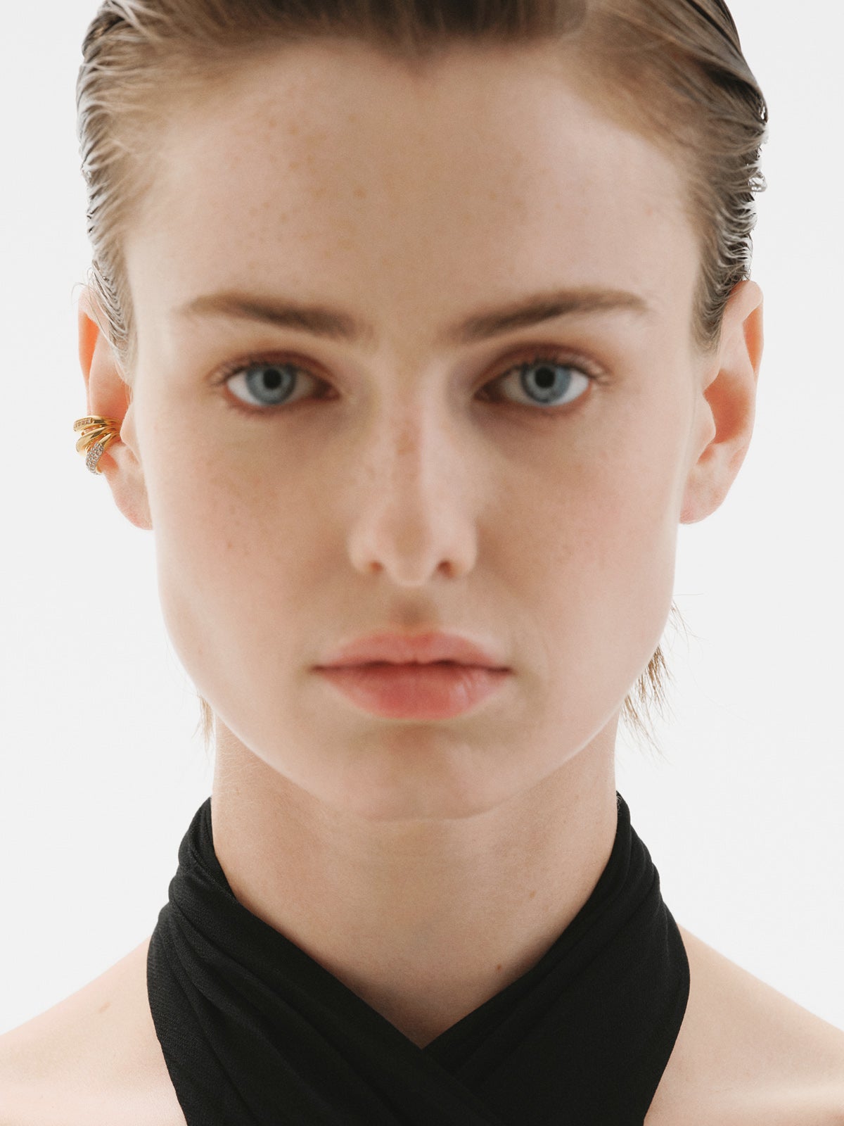 Pendiente earcuff individual de plata 925 bañada en rodio y oro amarillo de 18K con pavé de zafiros