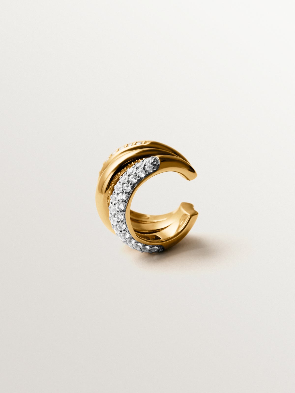 Pendiente earcuff individual de plata 925 bañada en rodio y oro amarillo de 18K con pavé de zafiros